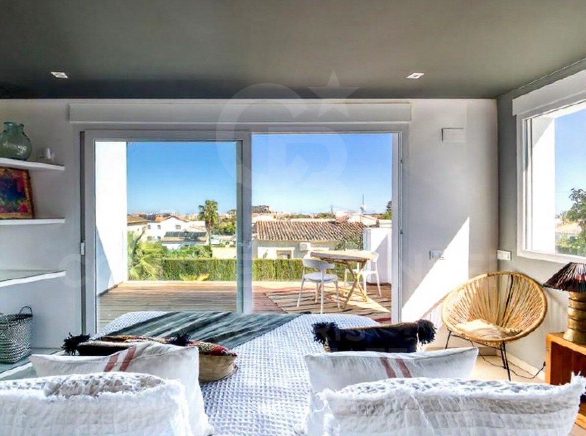 Vive el Mediterráneo: villa de lujo con piscina y jardín privado