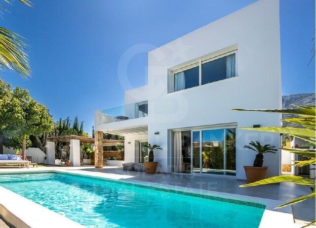 Erleben Sie das Mittelmeer: Luxusvilla mit Pool und privatem Garten