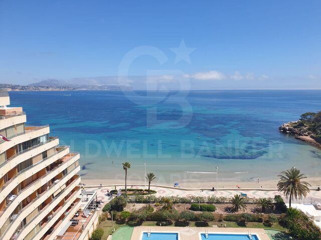 Apartamento en el paseo marítimo de Calpe con vistas panorámicas y alto potencial de inversión