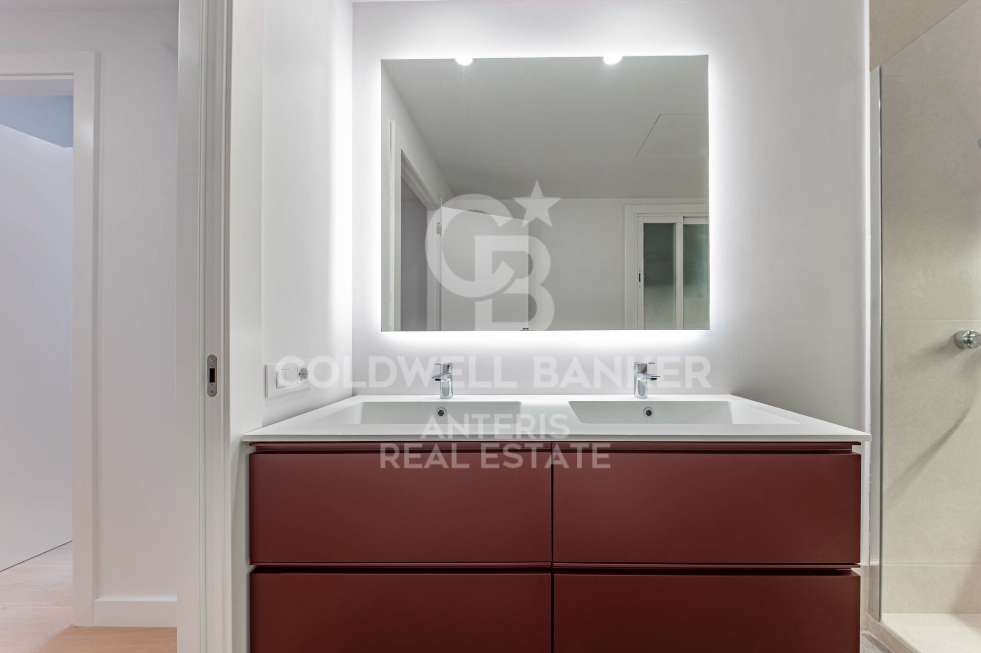 Bright renovated apartment with luxury finishes