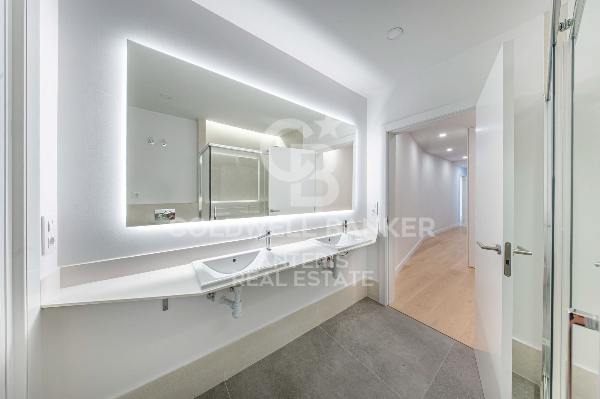 Bright renovated apartment with luxury finishes