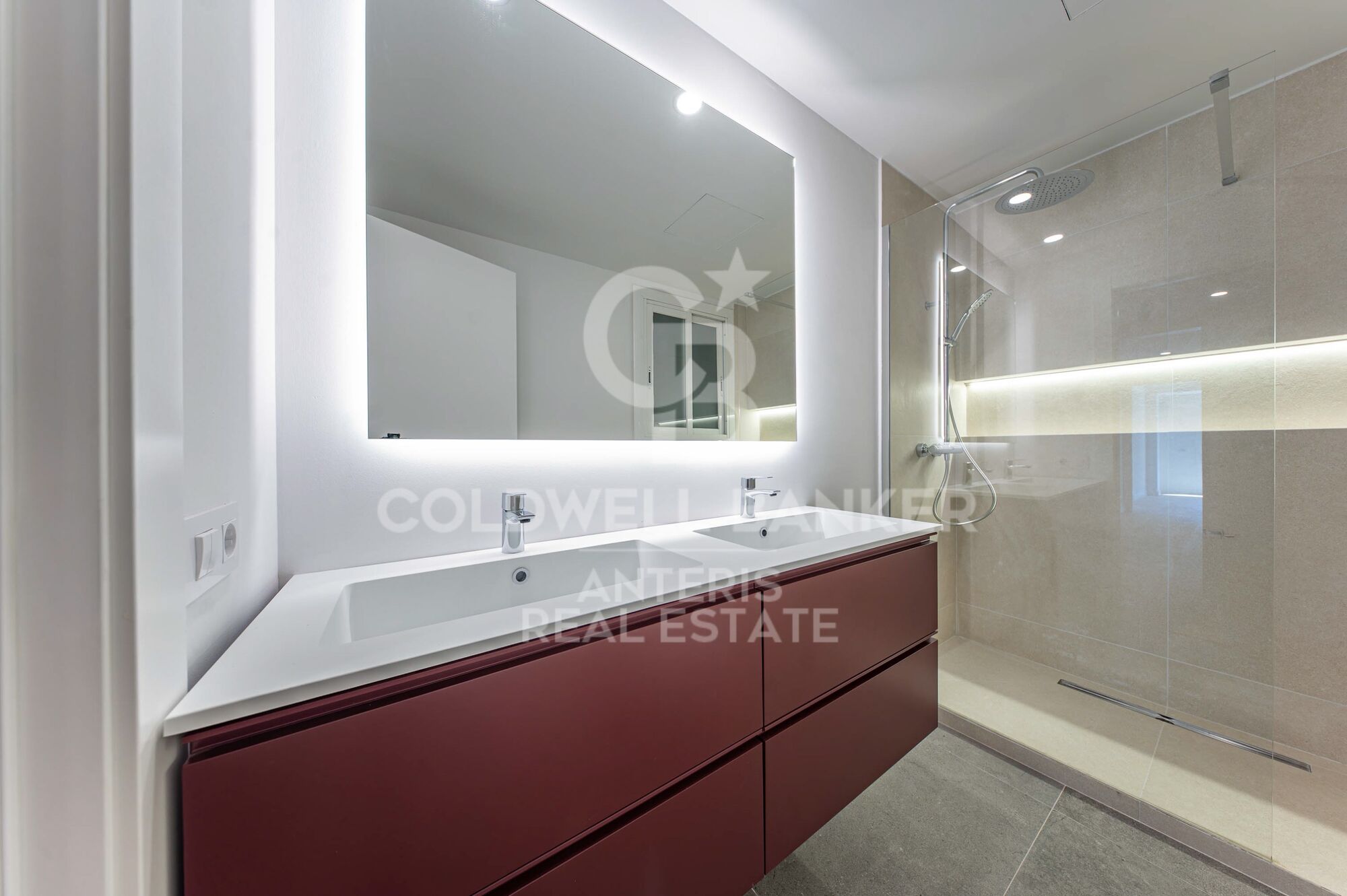 Bright renovated apartment with luxury finishes