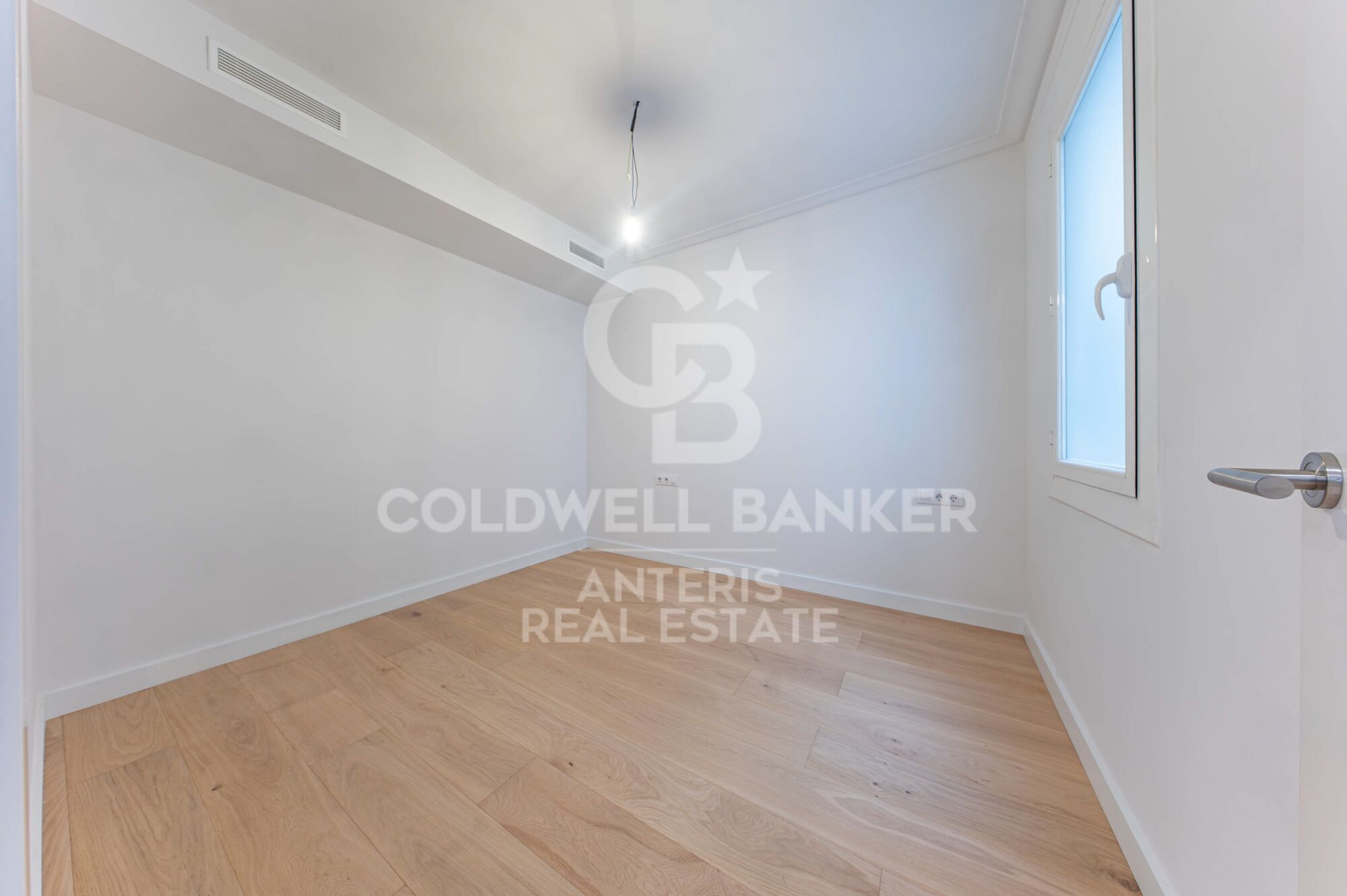 Bright renovated apartment with luxury finishes