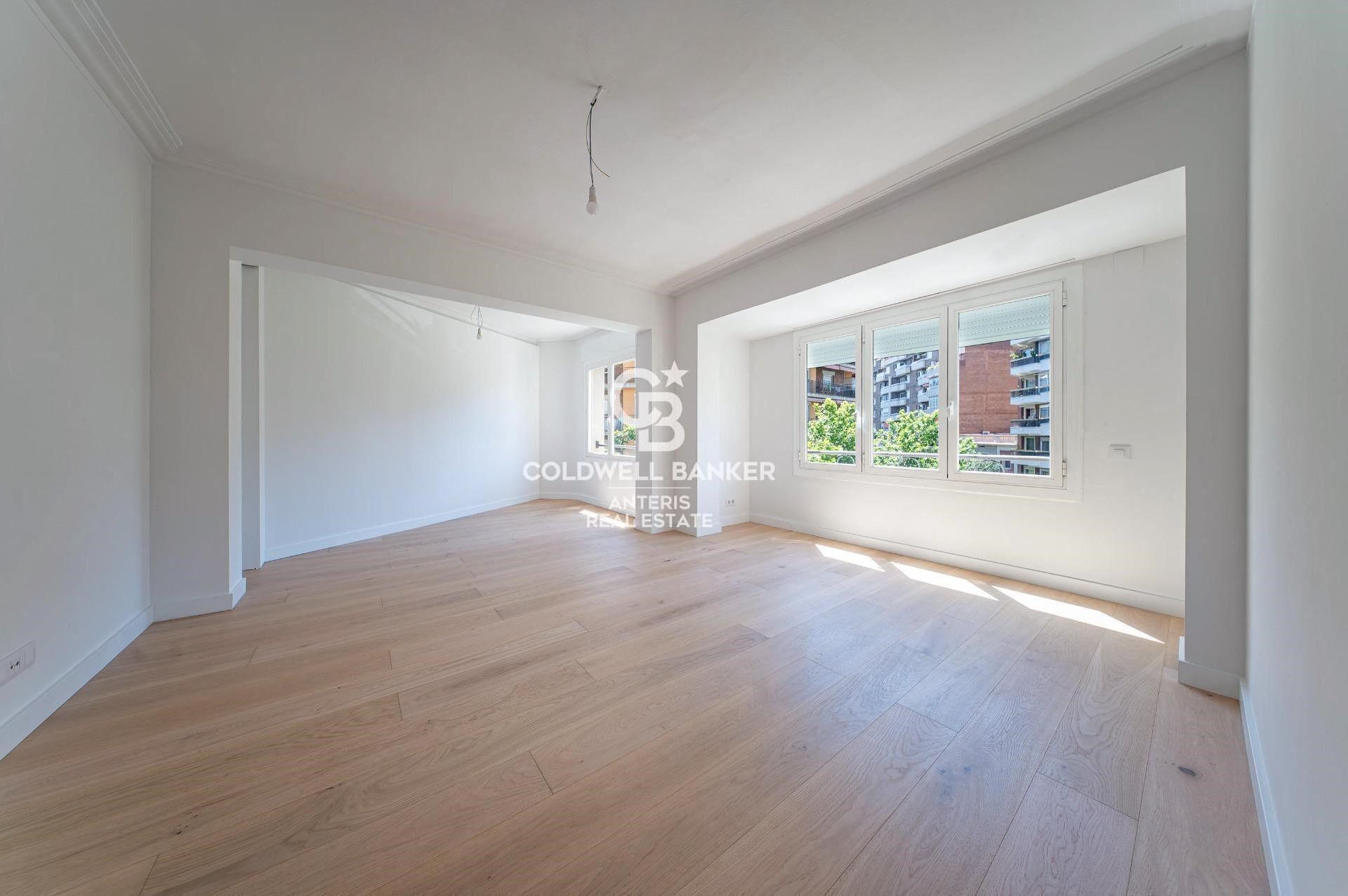 Bright renovated apartment with luxury finishes