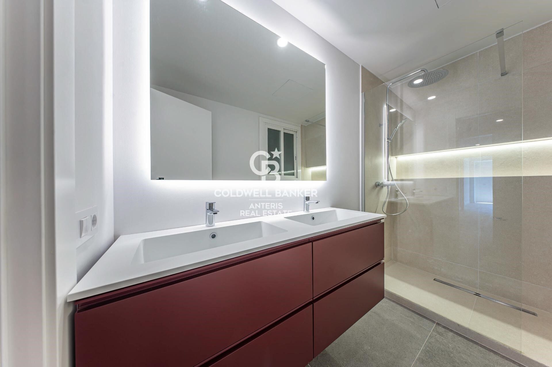 Bright renovated apartment with luxury finishes