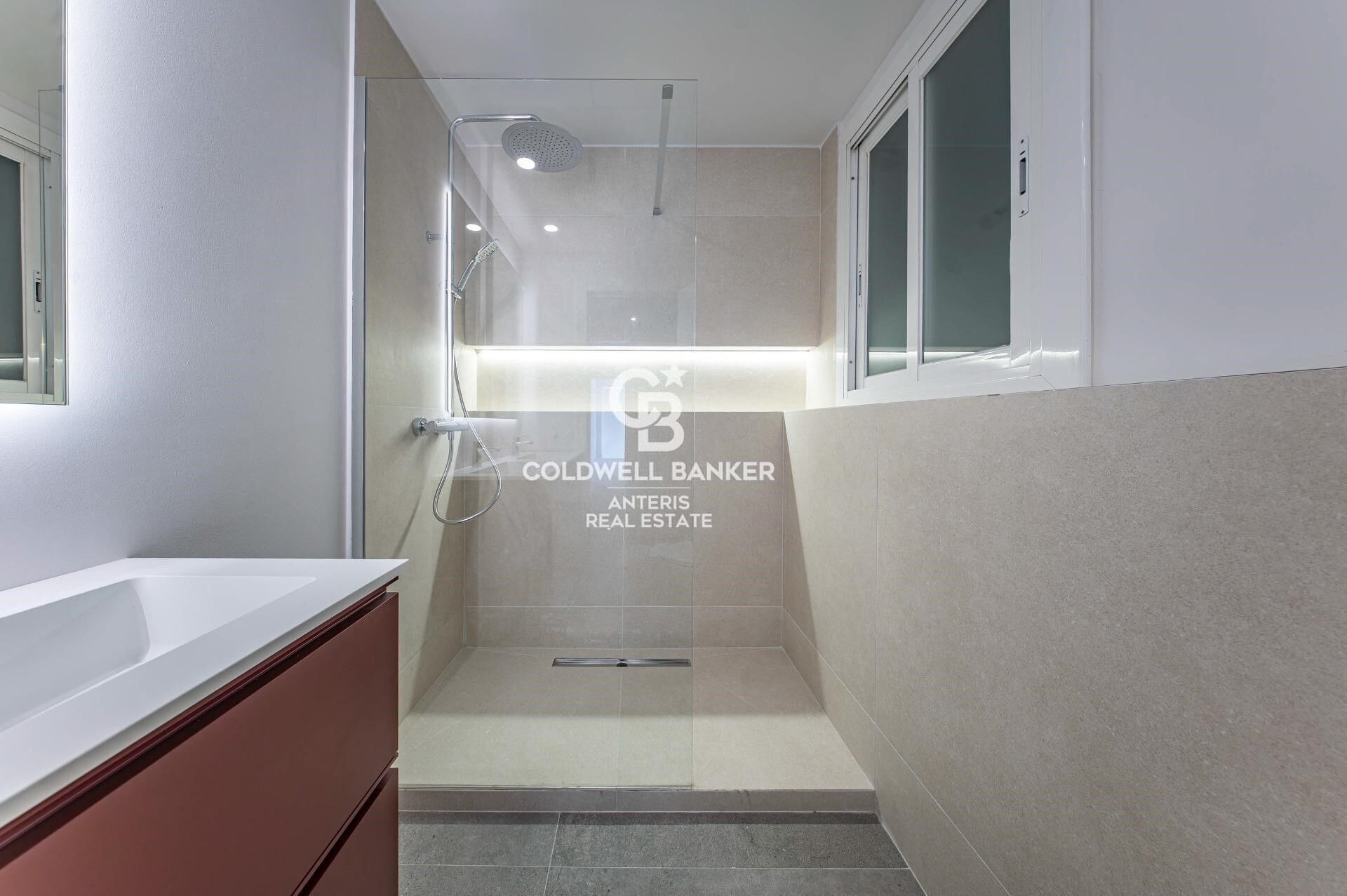 Bright renovated apartment with luxury finishes