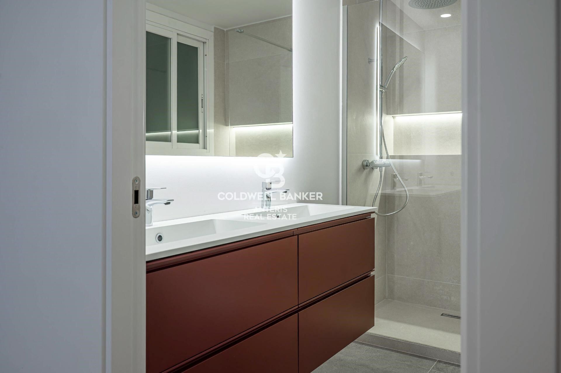 Bright renovated apartment with luxury finishes