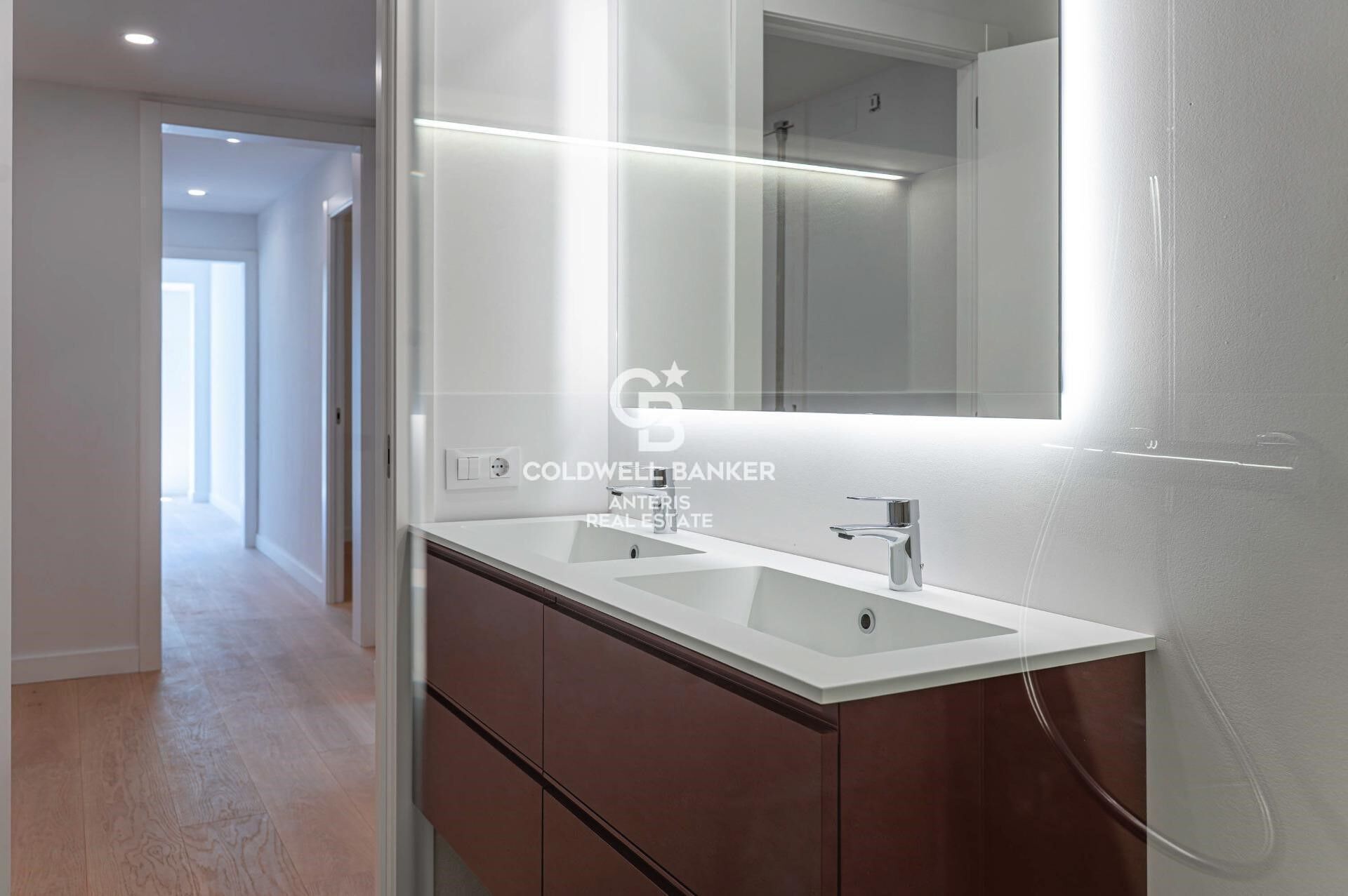 Bright renovated apartment with luxury finishes
