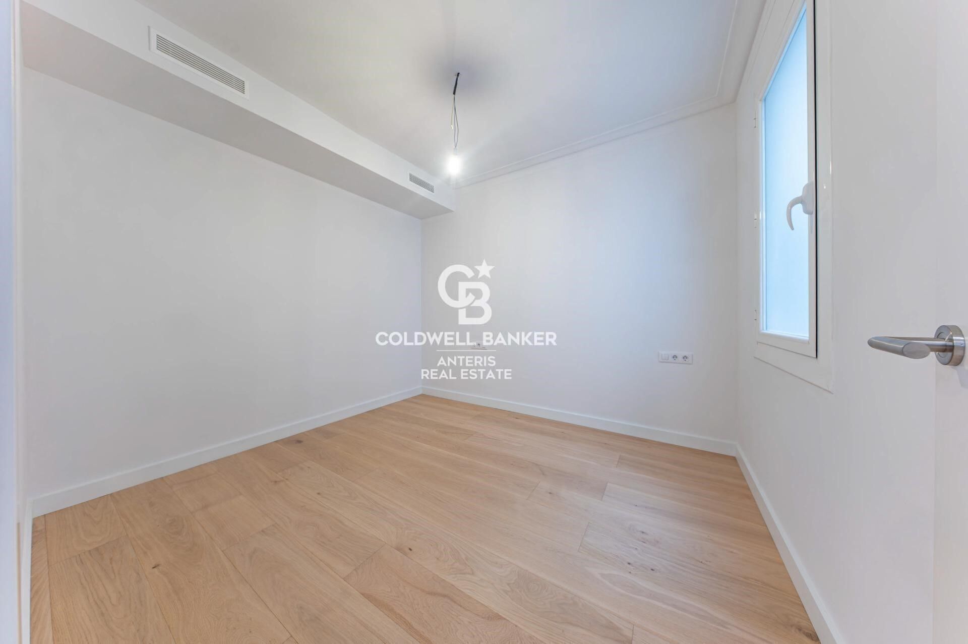 Bright renovated apartment with luxury finishes