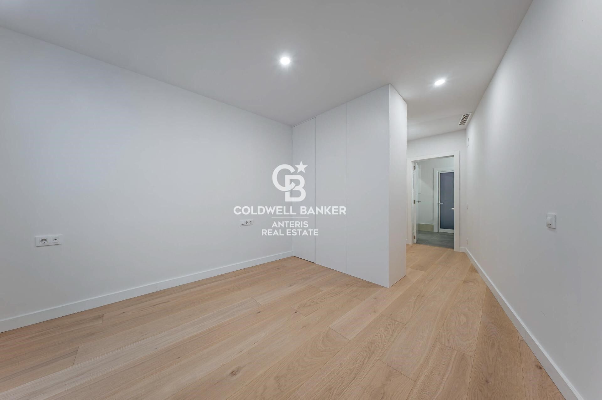 Bright renovated apartment with luxury finishes