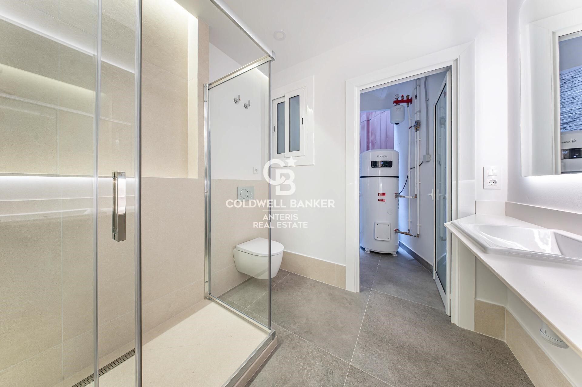 Bright renovated apartment with luxury finishes