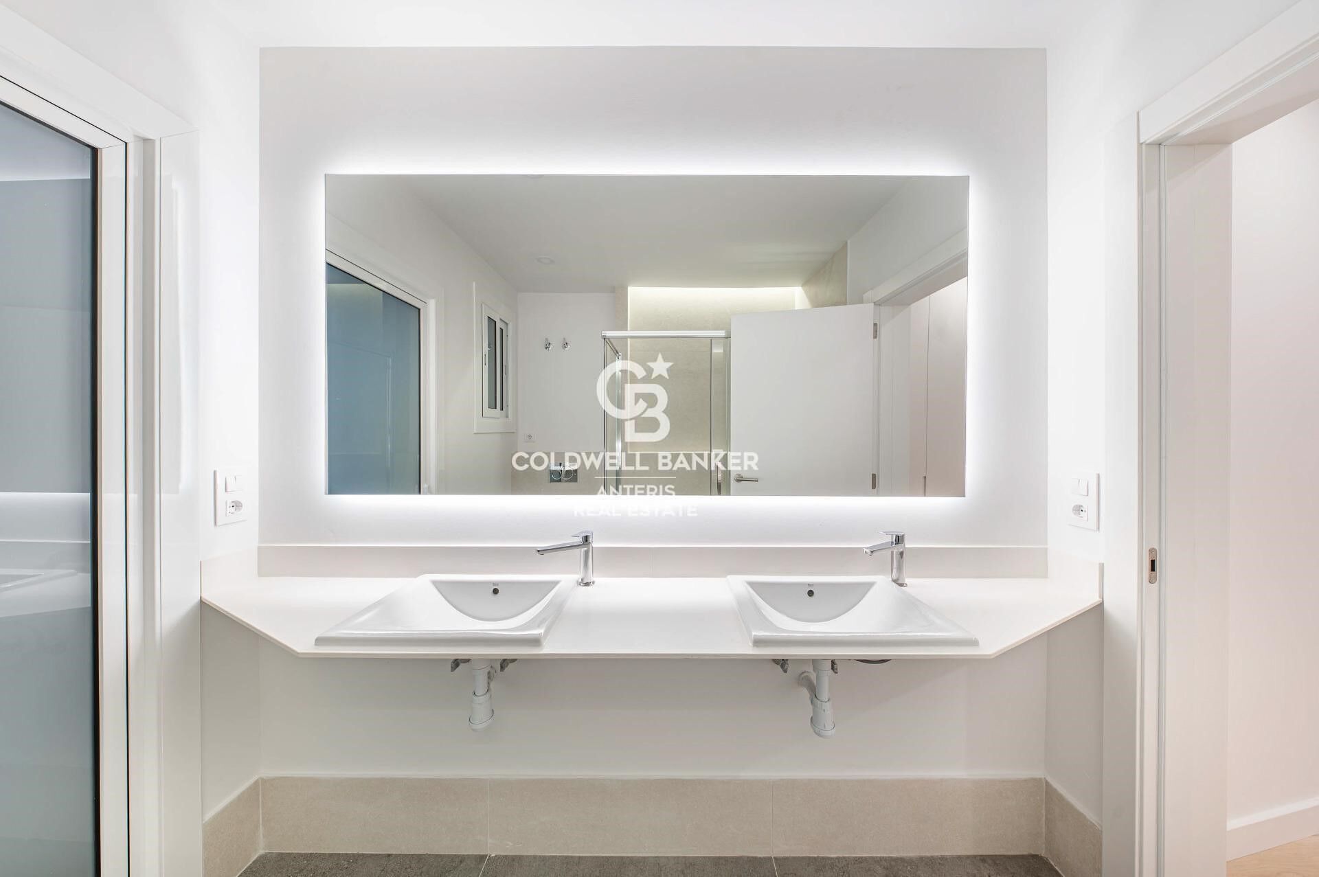 Bright renovated apartment with luxury finishes