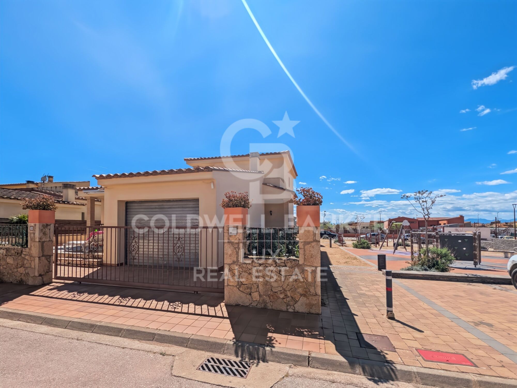 Detached 3-bedroom house with terrace and garage in Pau