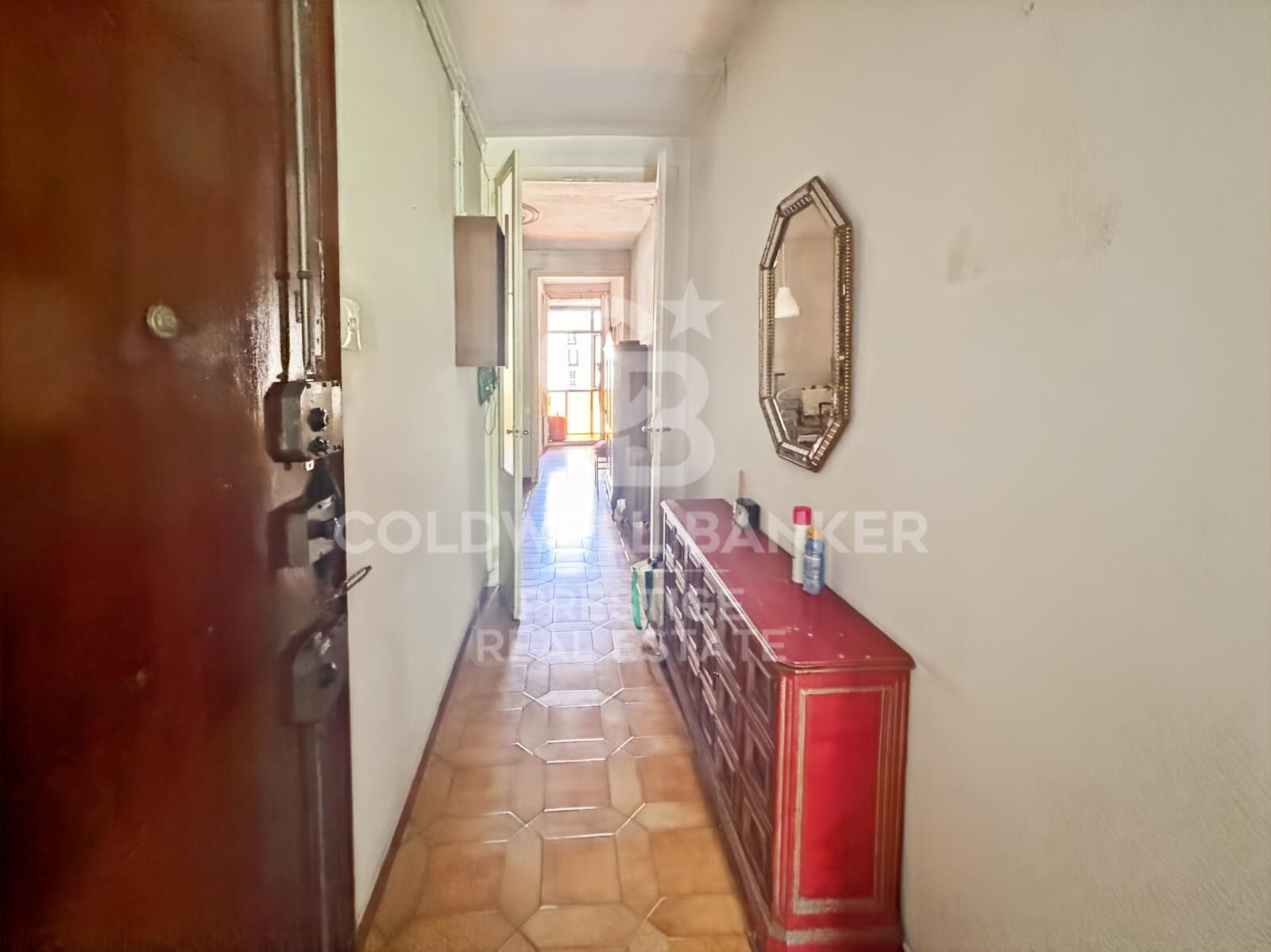 High-floor flat on Gran Vía with great renovation potential