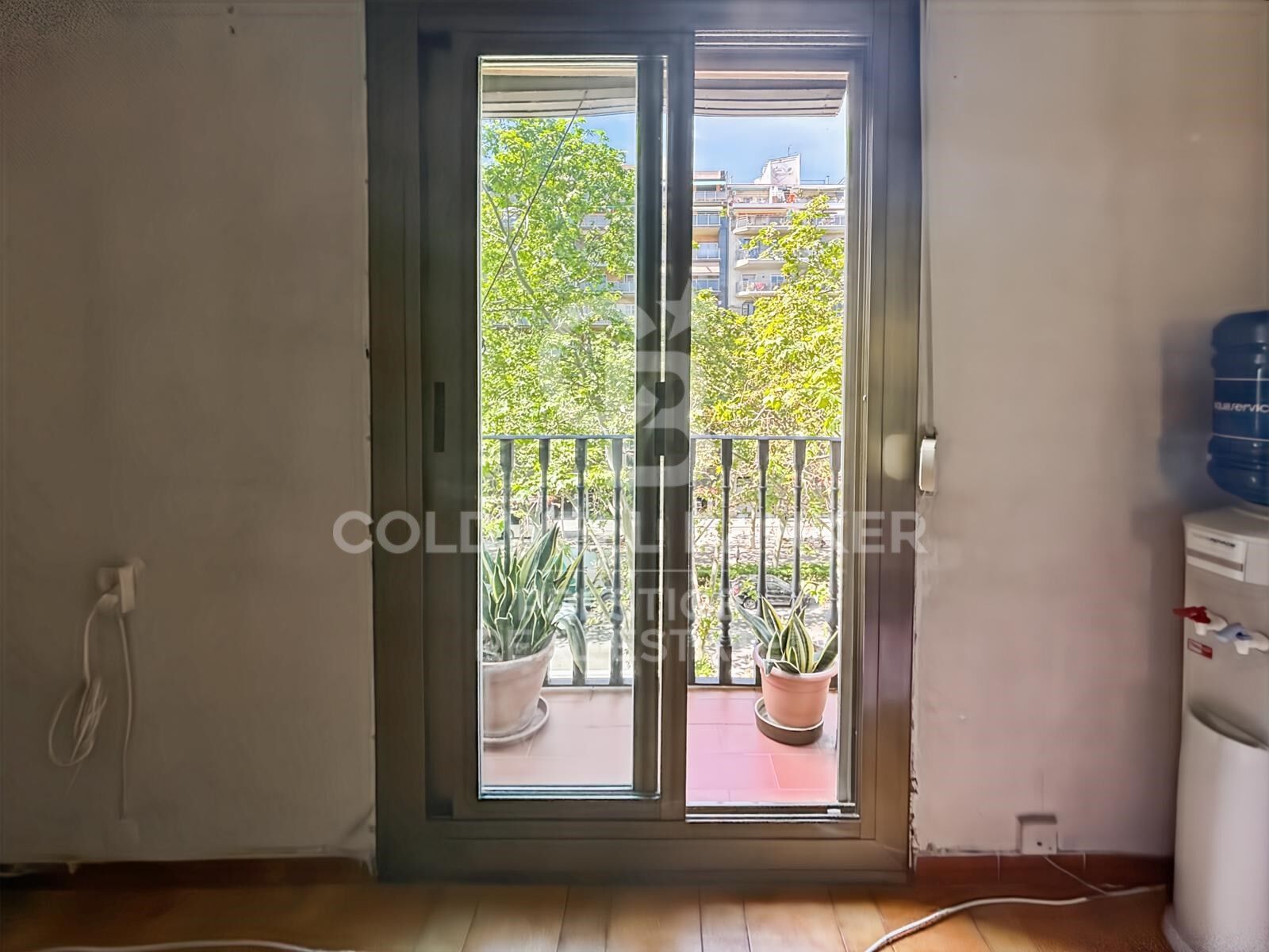 Piso alto en Gran Vía, con gran potencial de reforma