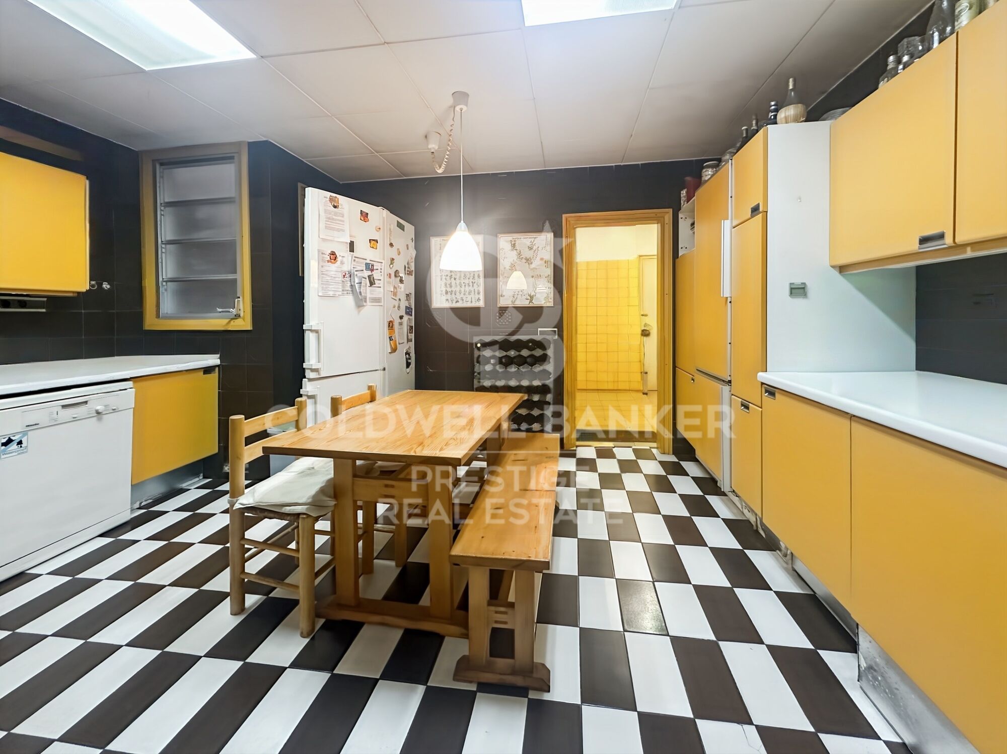 Appartement avec terrasse à rénover rue Santaló