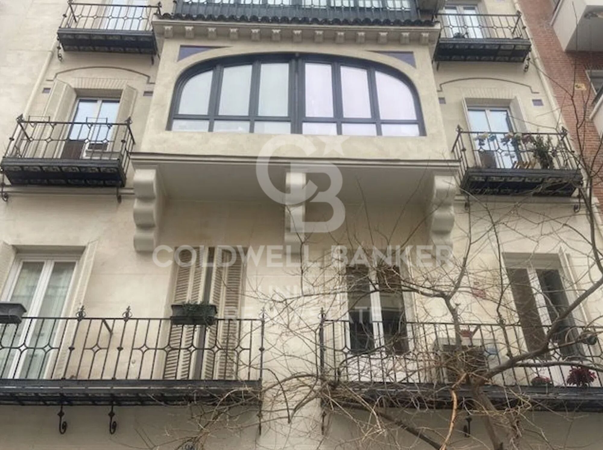 Piso exterior a reformar con terraza y balcones en Castellana, Madrid