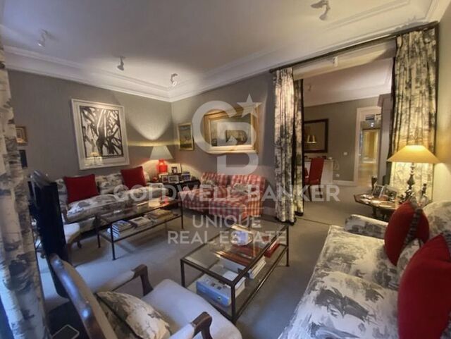 Außenwohnung zur Renovierung mit Terrasse und Balkonen in Castellana, Madrid.