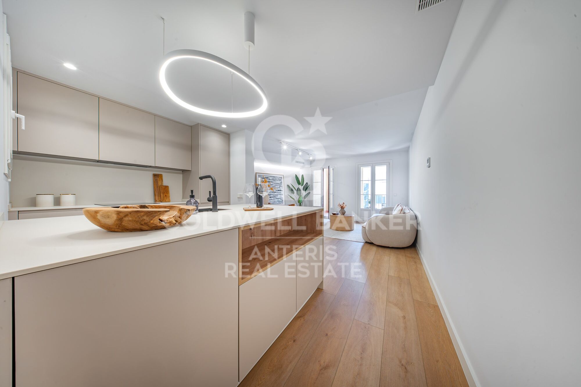 Charming exterior apartment in a historic building with swimming pool in the heart of Barcelona