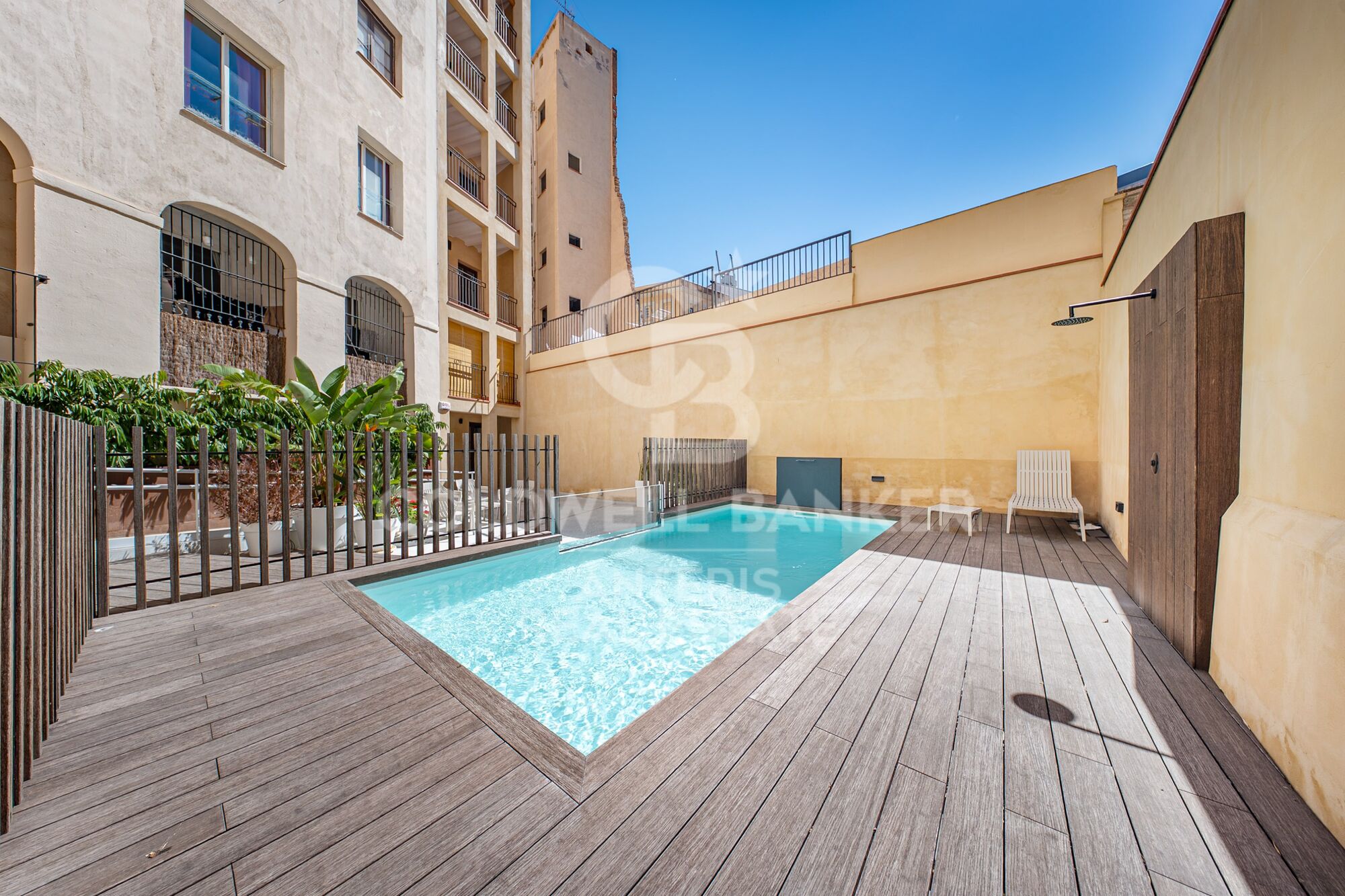 Charming exterior apartment in a historic building with swimming pool in the heart of Barcelona