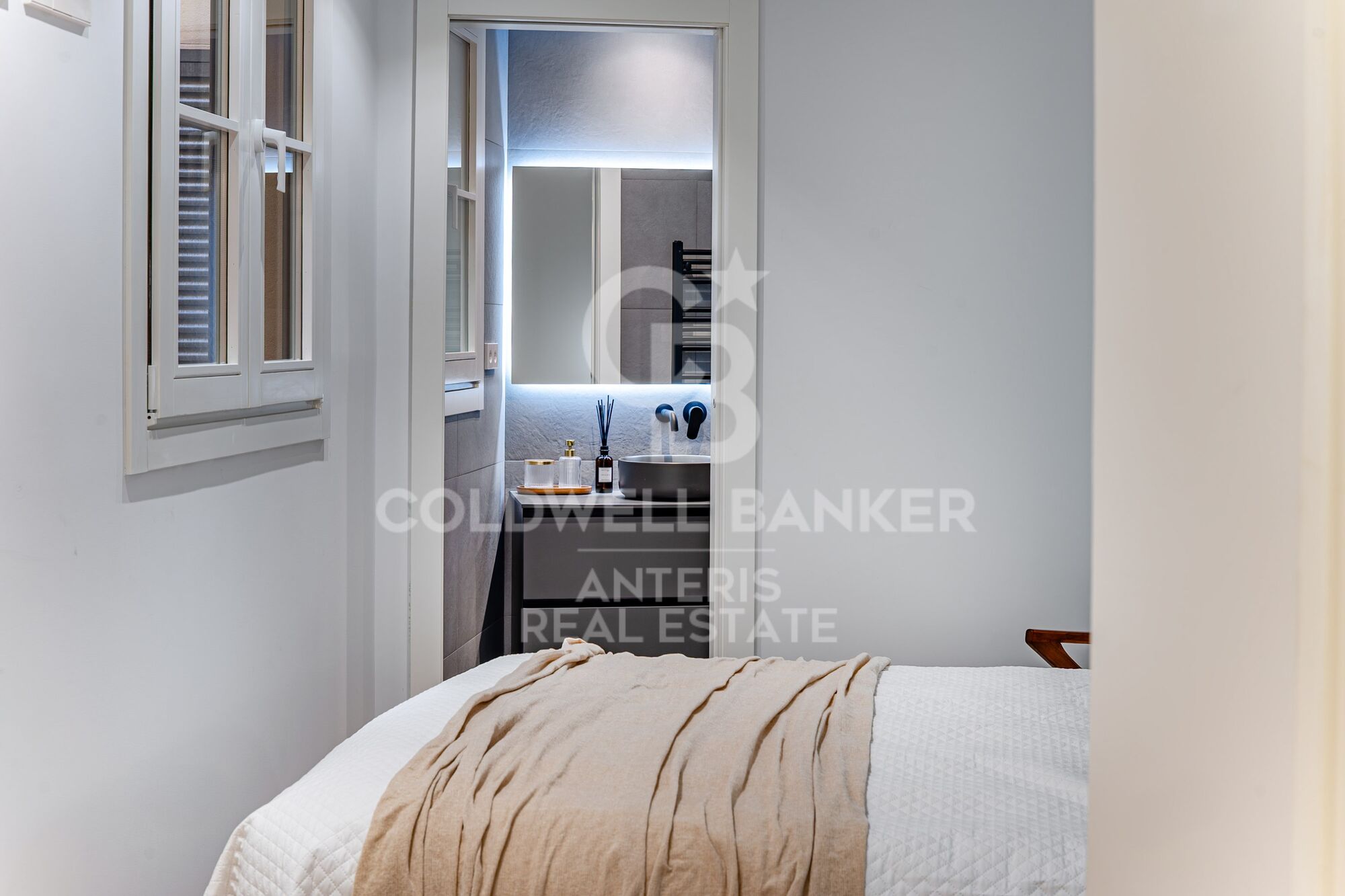 Charming exterior apartment in a historic building with swimming pool in the heart of Barcelona