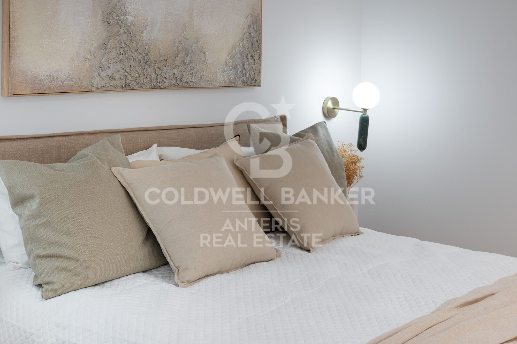 Charming exterior apartment in a historic building with swimming pool in the heart of Barcelona