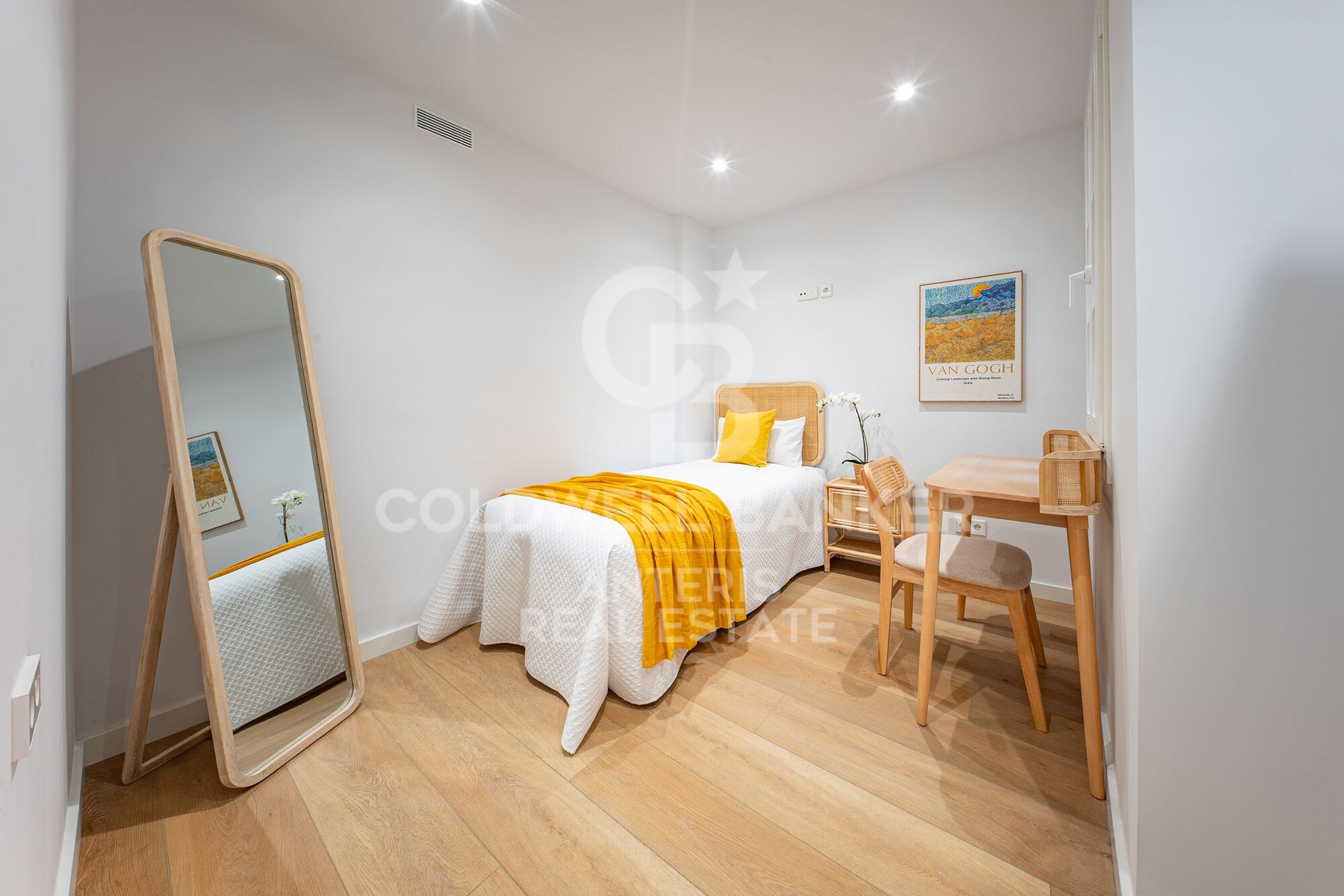 Charming exterior apartment in a historic building with swimming pool in the heart of Barcelona