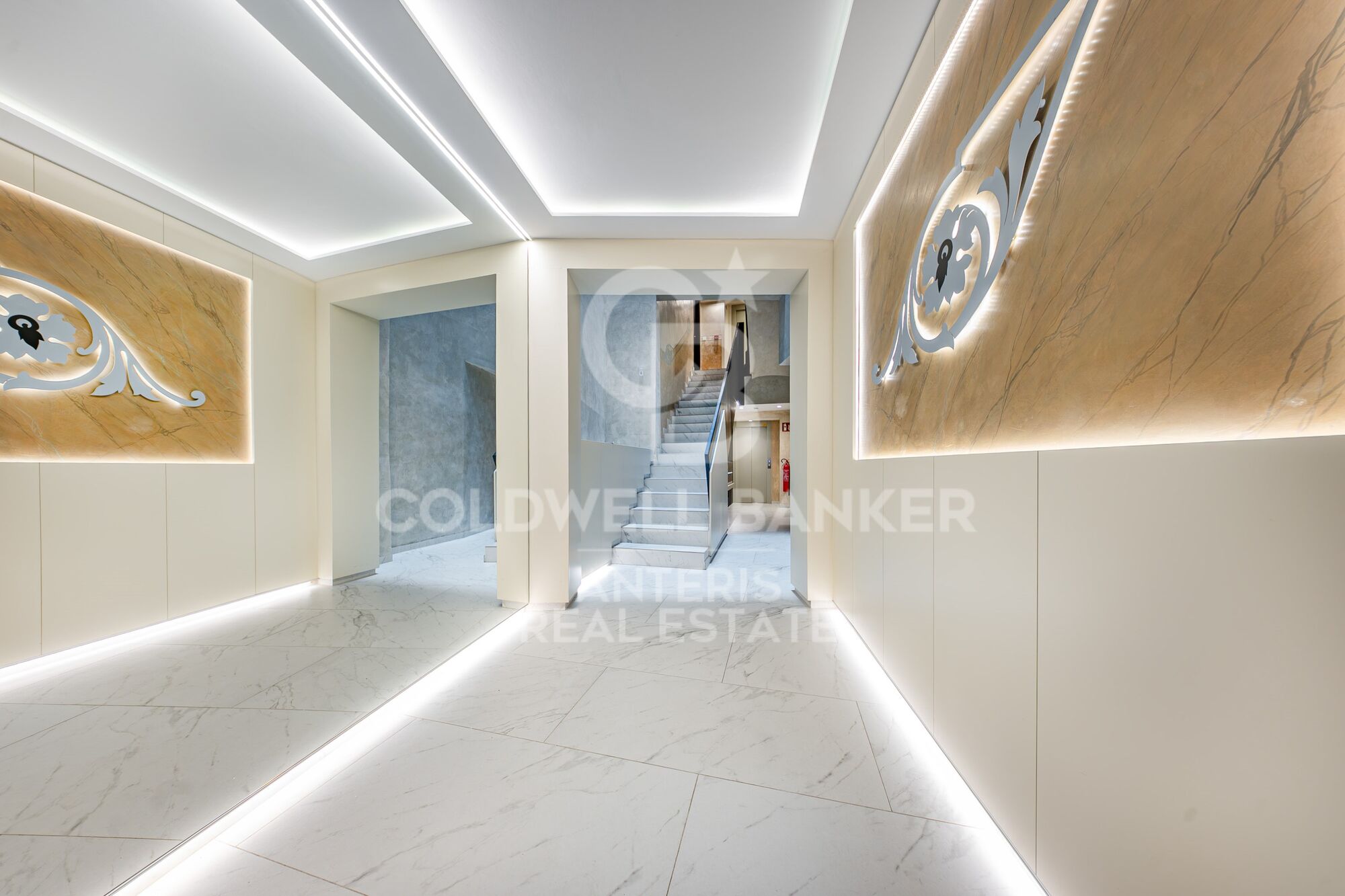 Charming exterior apartment in a historic building with swimming pool in the heart of Barcelona
