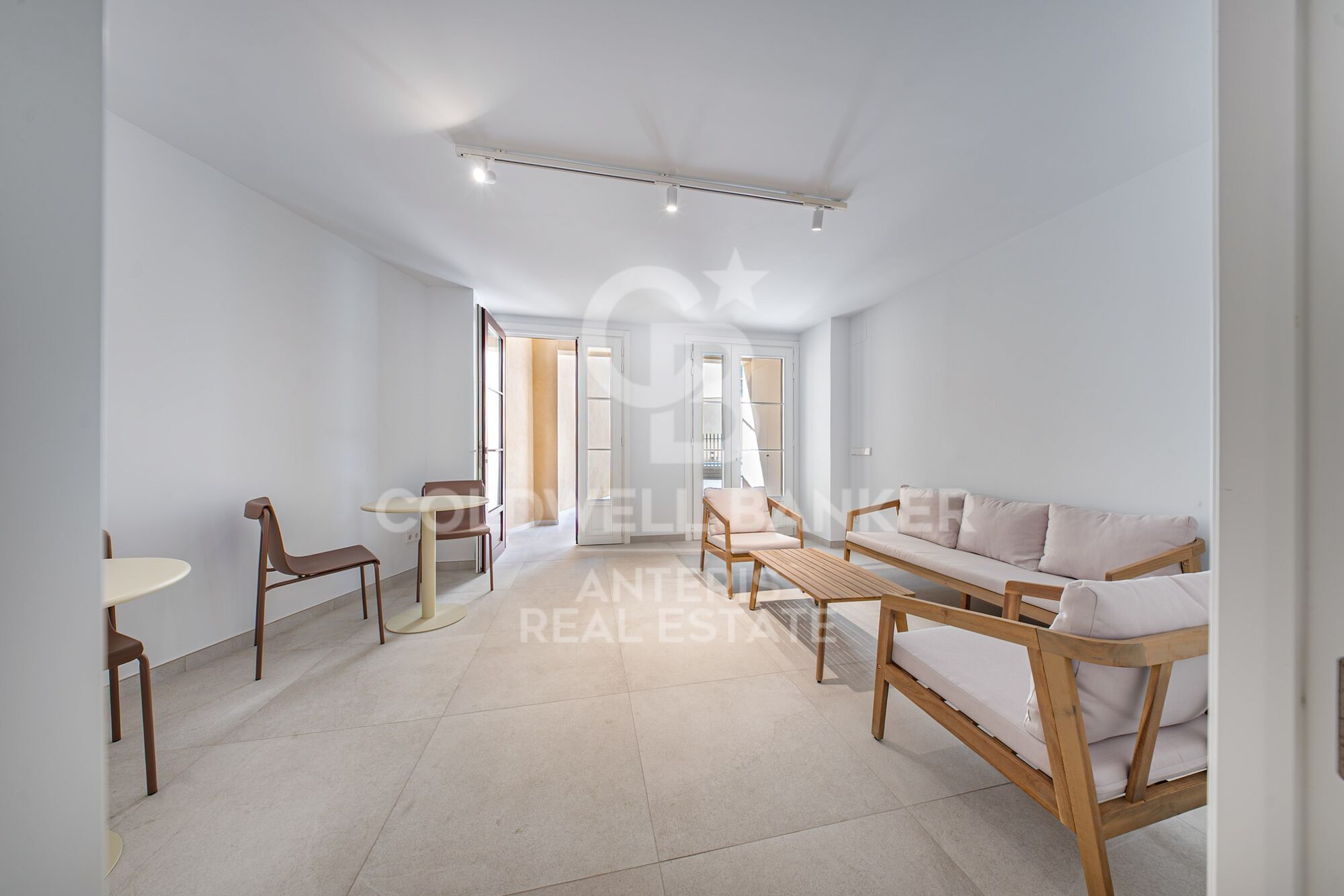 Charming exterior apartment in a historic building with swimming pool in the heart of Barcelona