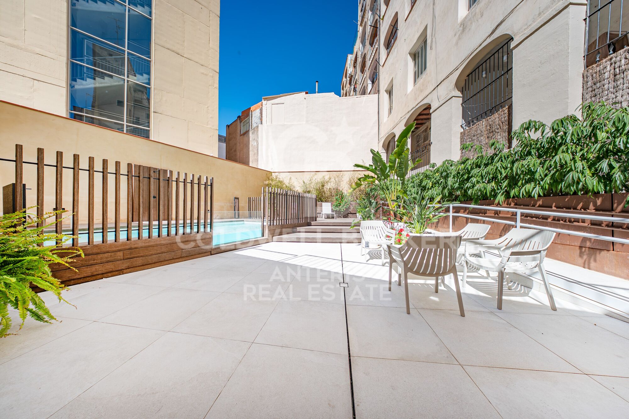 Charming exterior apartment in a historic building with swimming pool in the heart of Barcelona