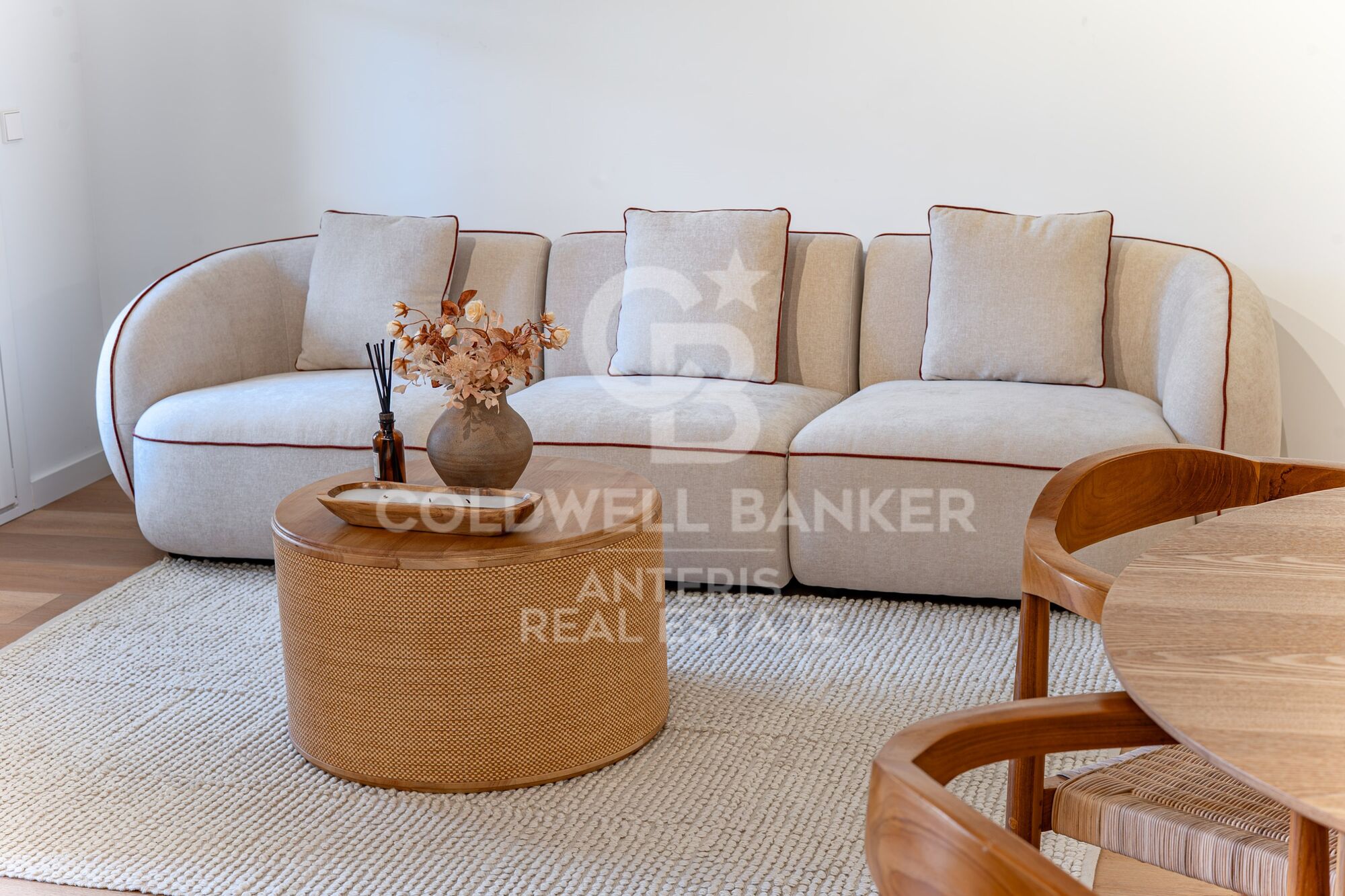 Charming exterior apartment in a historic building with swimming pool in the heart of Barcelona