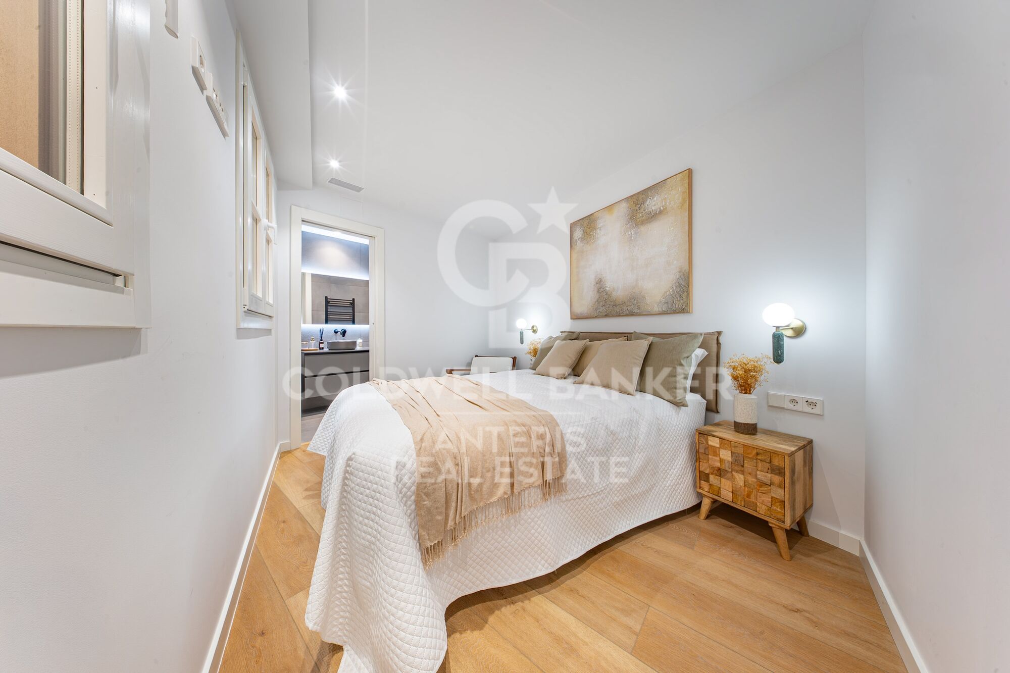 Charming exterior apartment in a historic building with swimming pool in the heart of Barcelona