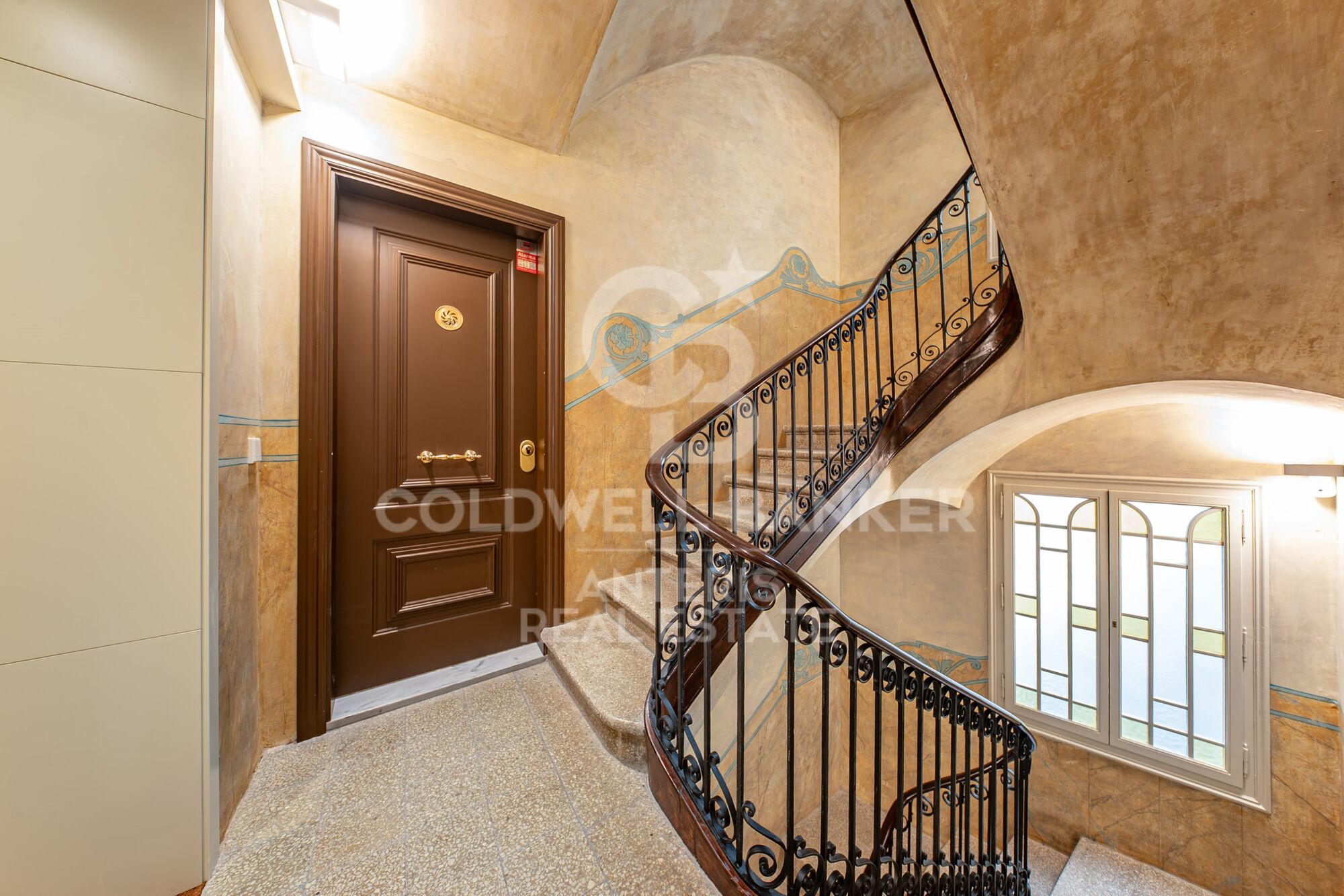 Charming exterior apartment in a historic building with swimming pool in the heart of Barcelona