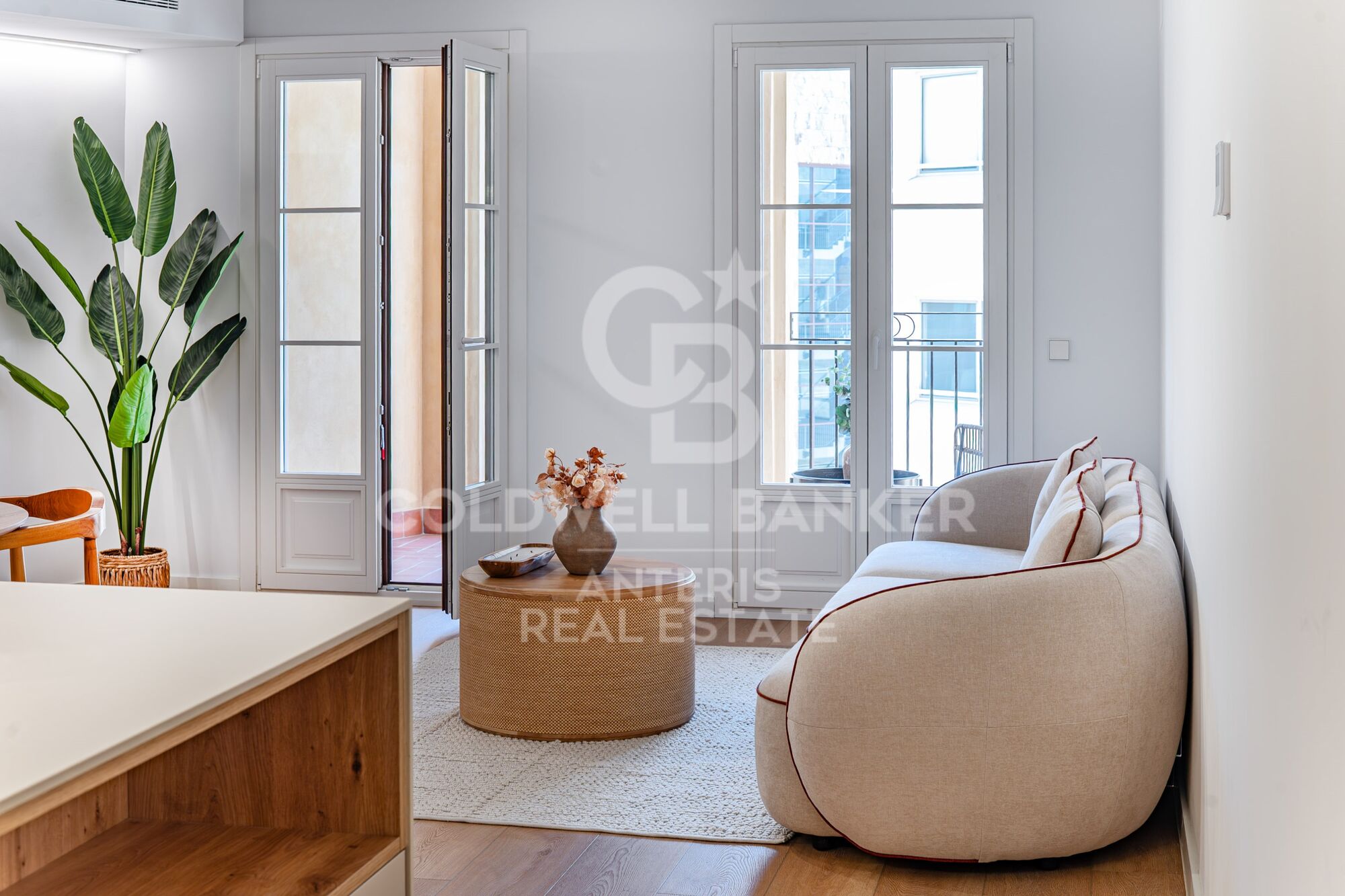 Charming exterior apartment in a historic building with swimming pool in the heart of Barcelona