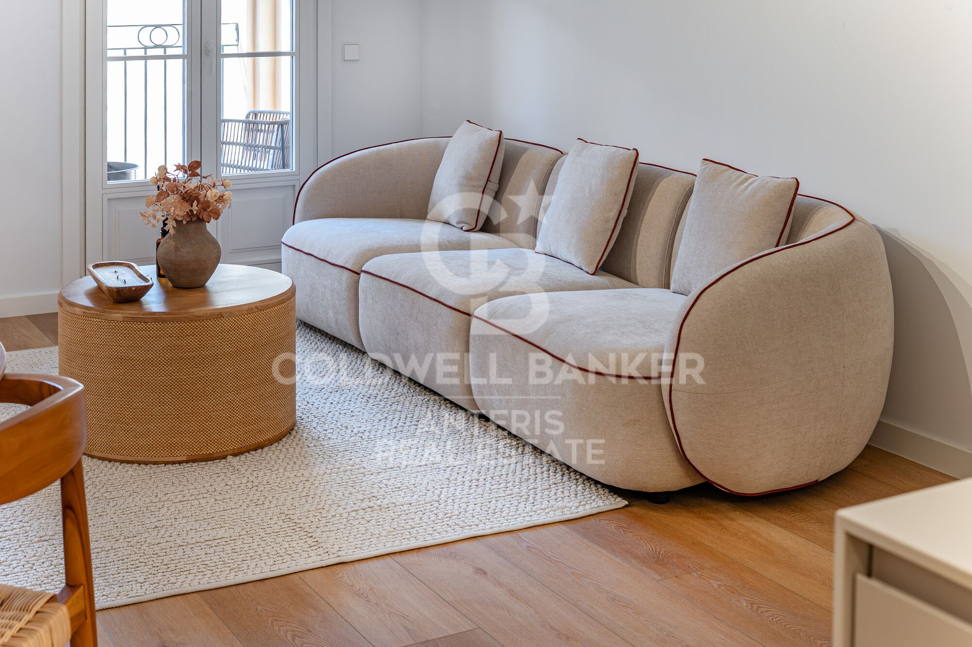Charming exterior apartment in a historic building with swimming pool in the heart of Barcelona