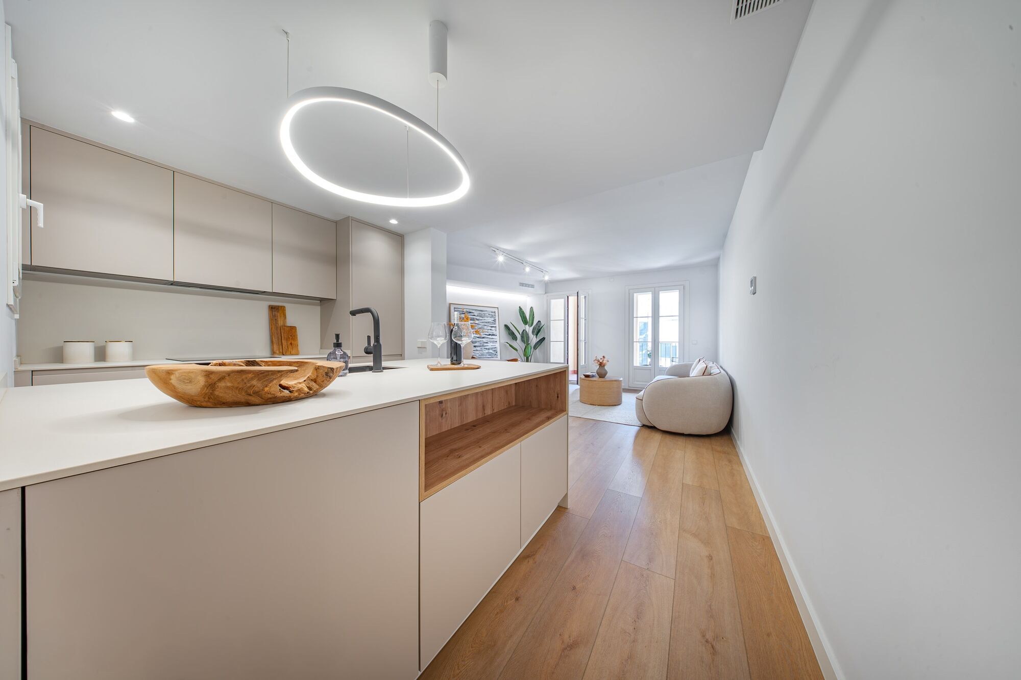 Charming exterior apartment in a historic building with swimming pool in the heart of Barcelona
