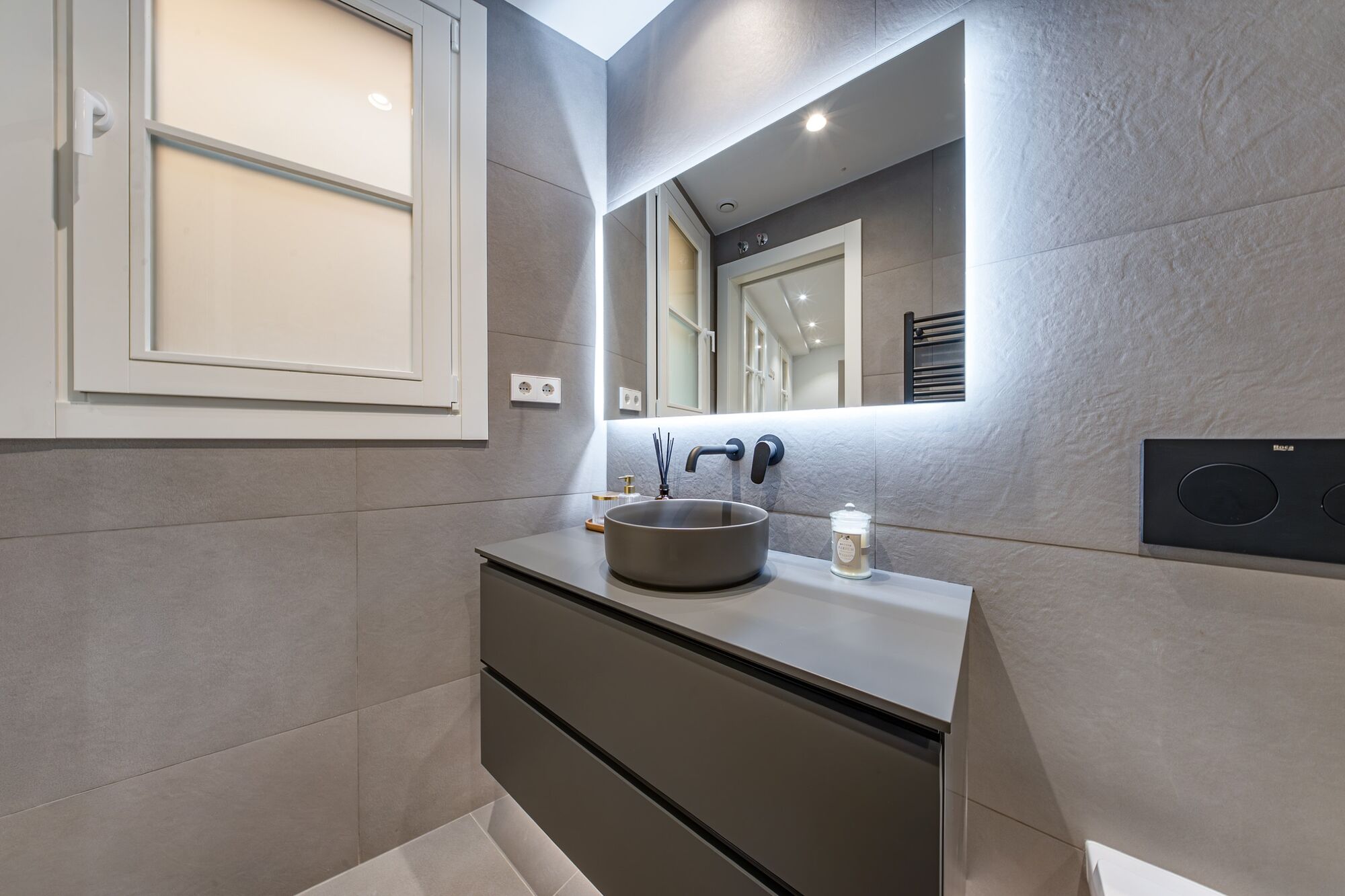 Charming exterior apartment in a historic building with swimming pool in the heart of Barcelona