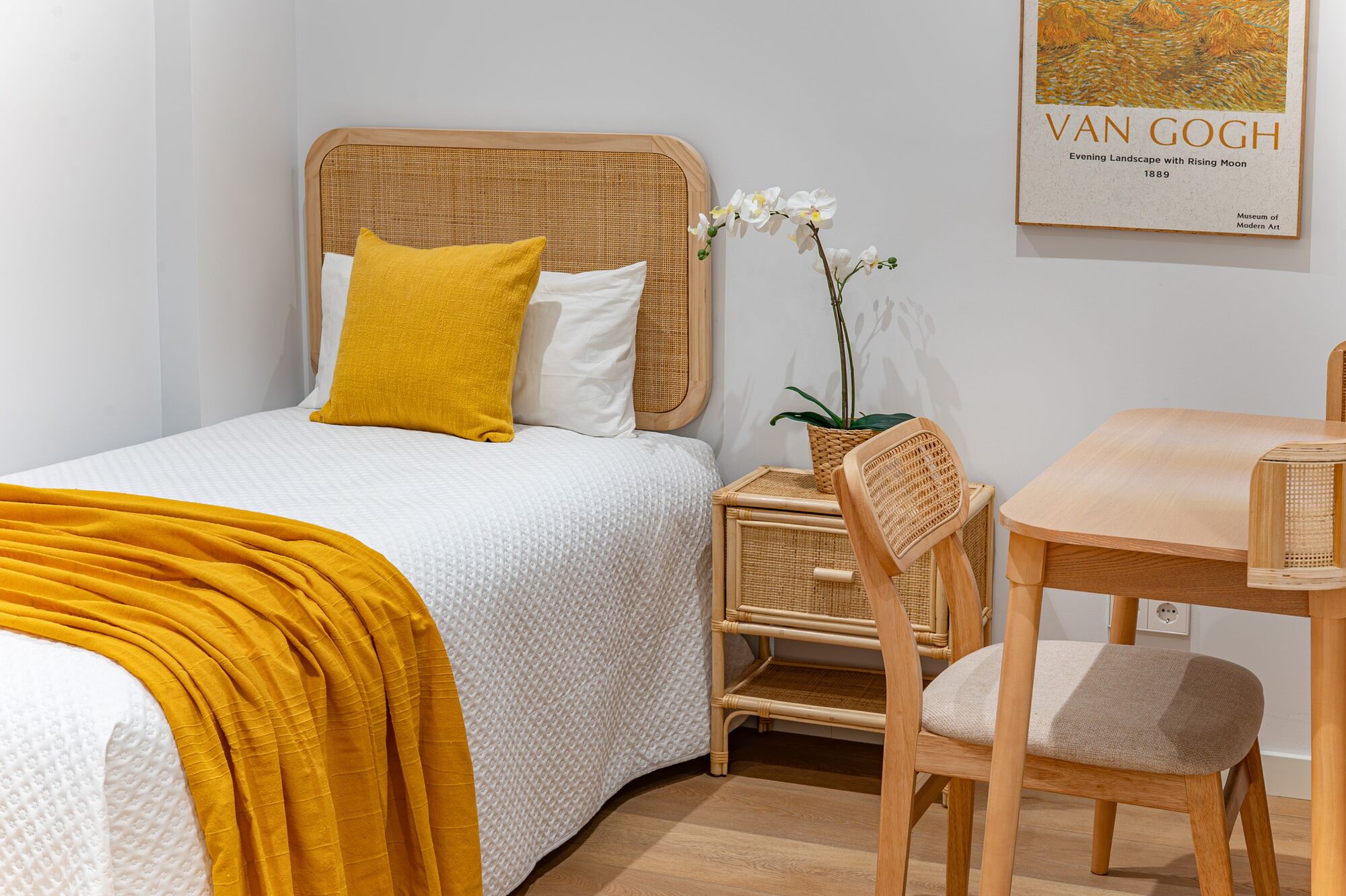 Charming exterior apartment in a historic building with swimming pool in the heart of Barcelona