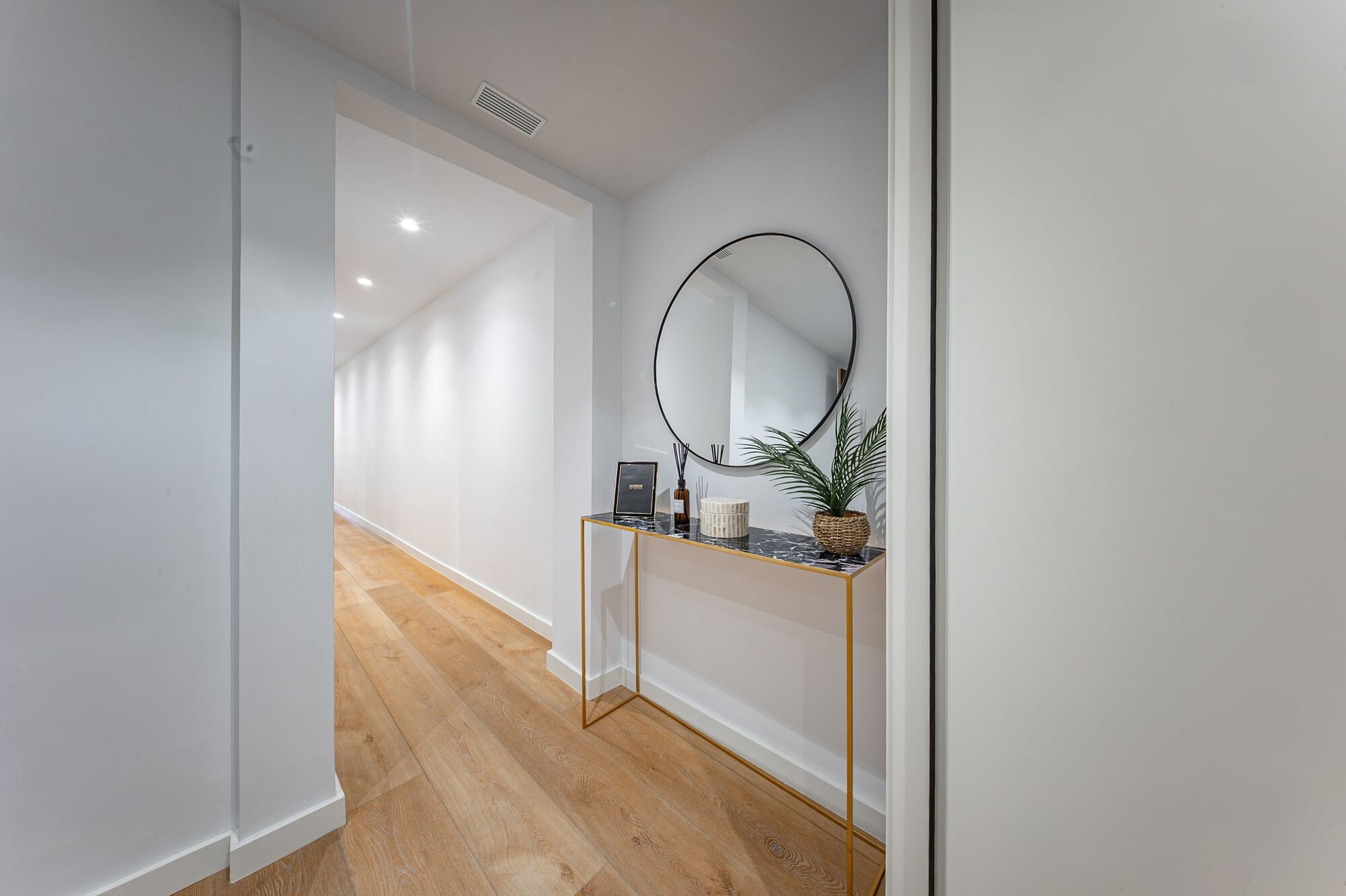 Charming exterior apartment in a historic building with swimming pool in the heart of Barcelona