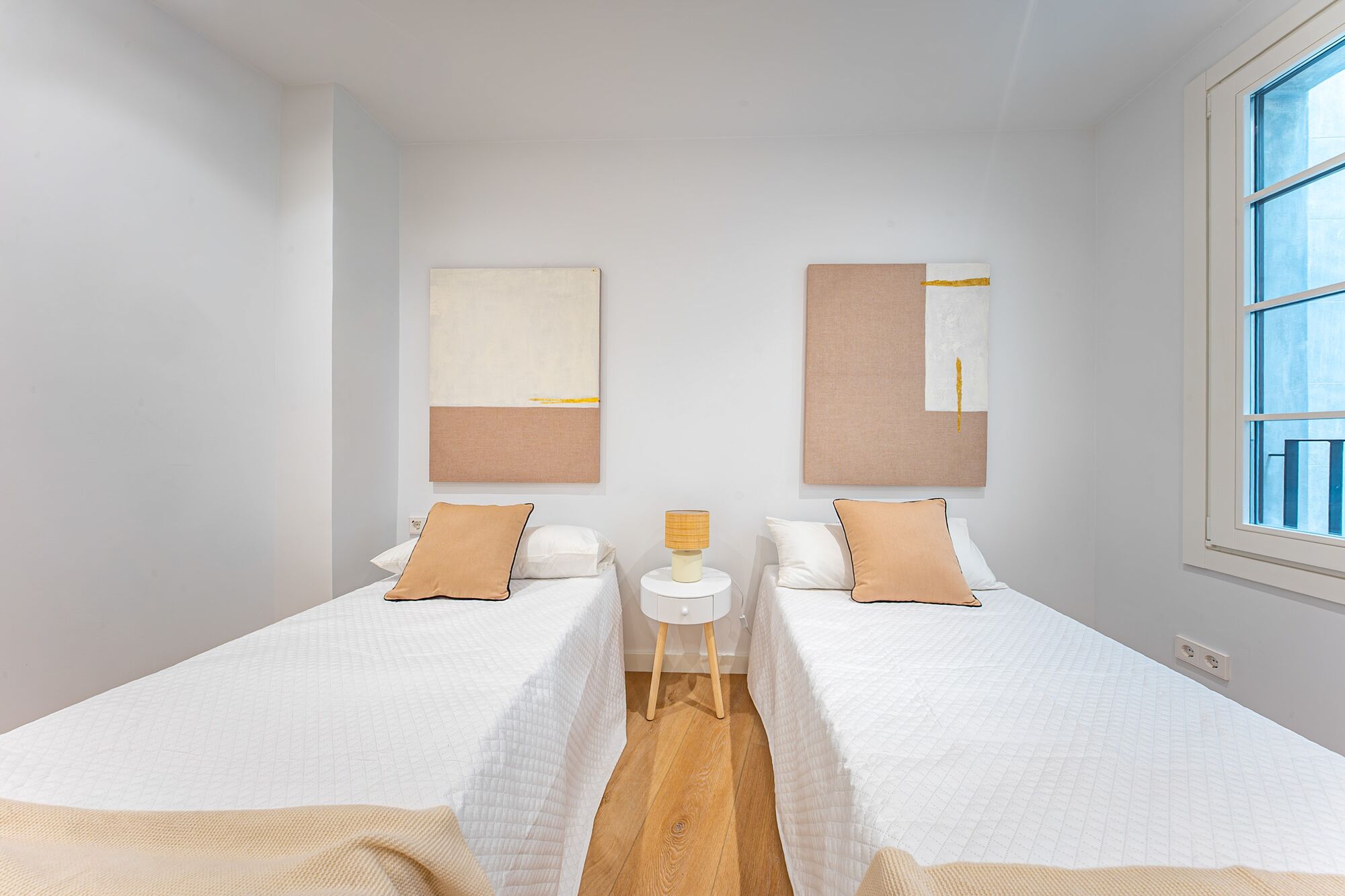Charming exterior apartment in a historic building with swimming pool in the heart of Barcelona