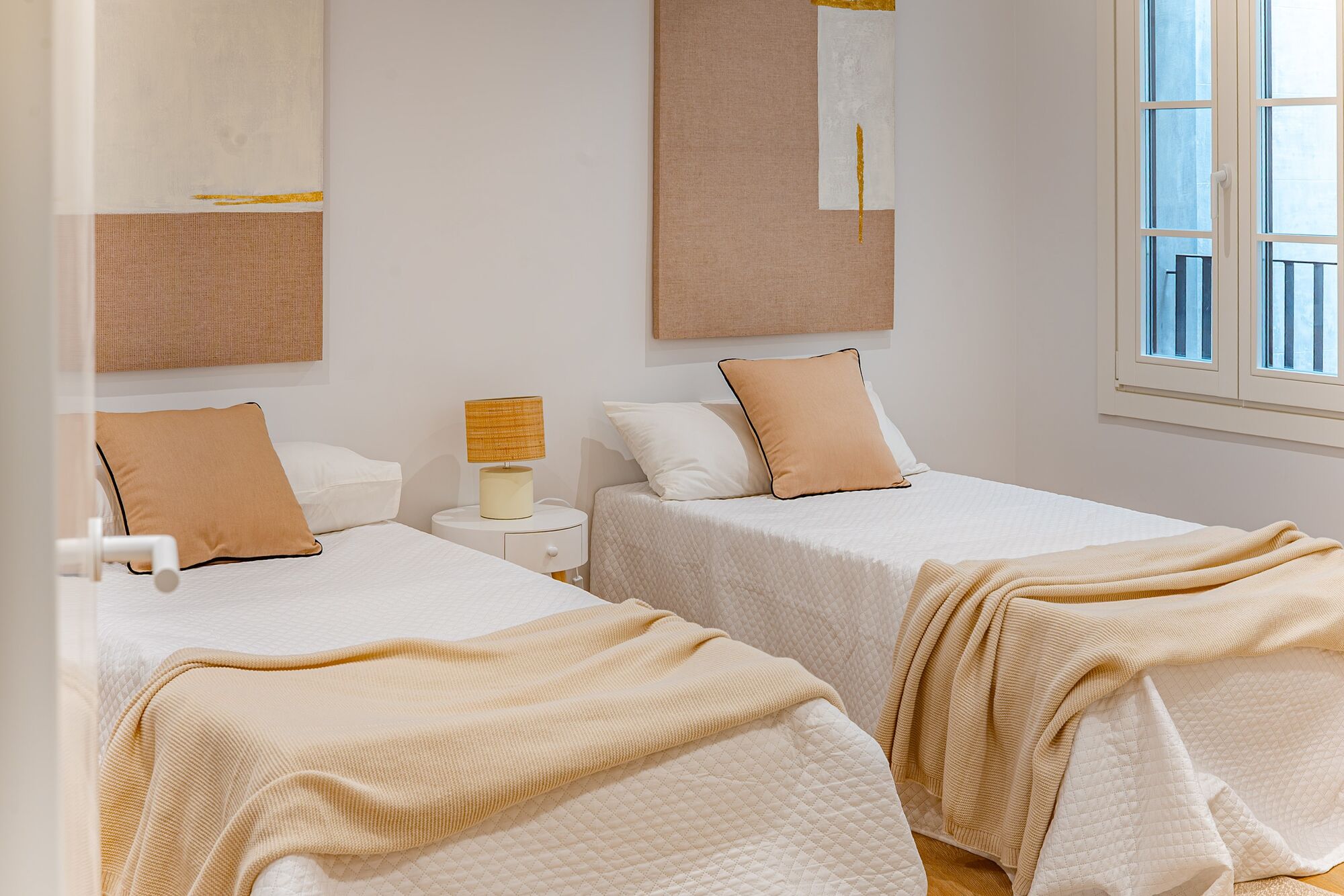 Charming exterior apartment in a historic building with swimming pool in the heart of Barcelona