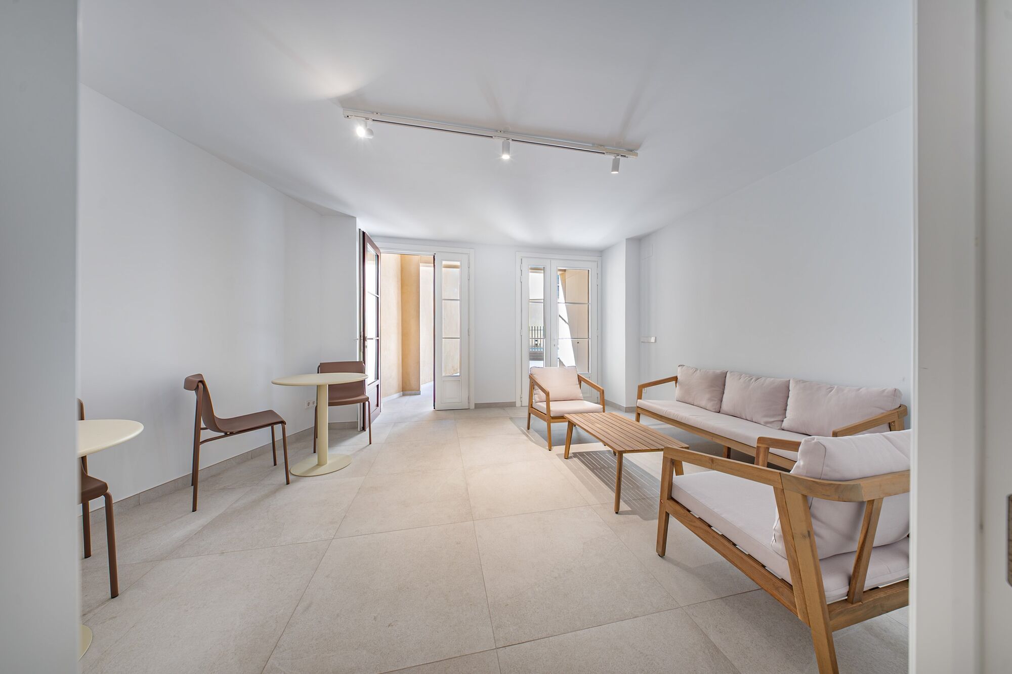 Charming exterior apartment in a historic building with swimming pool in the heart of Barcelona