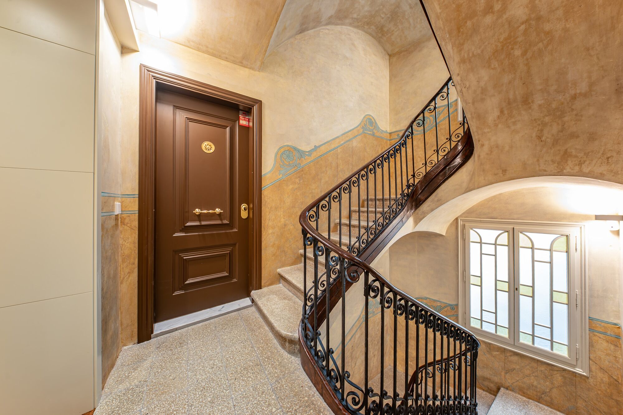 Charming exterior apartment in a historic building with swimming pool in the heart of Barcelona