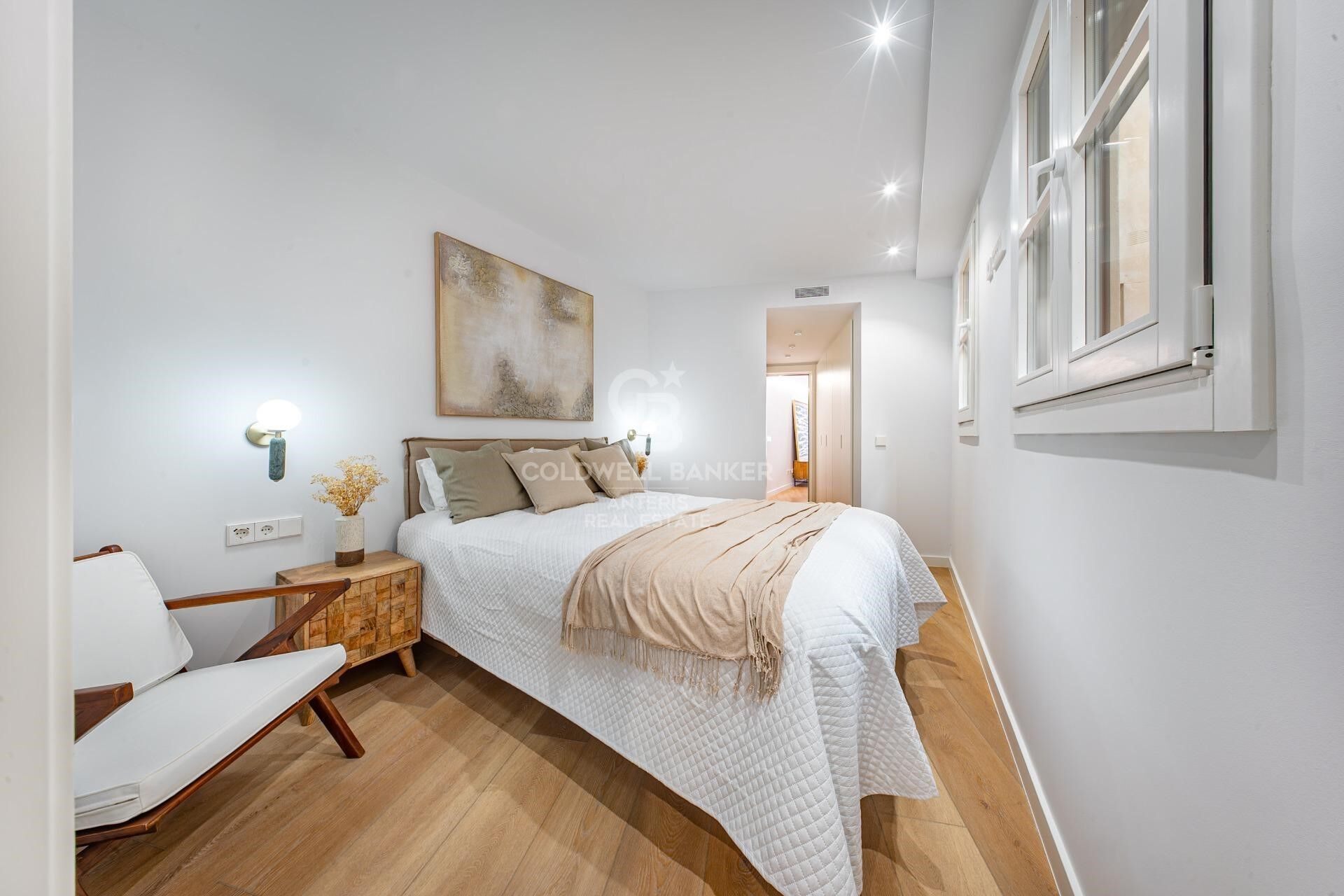 Charming exterior apartment in a historic building with swimming pool in the heart of Barcelona