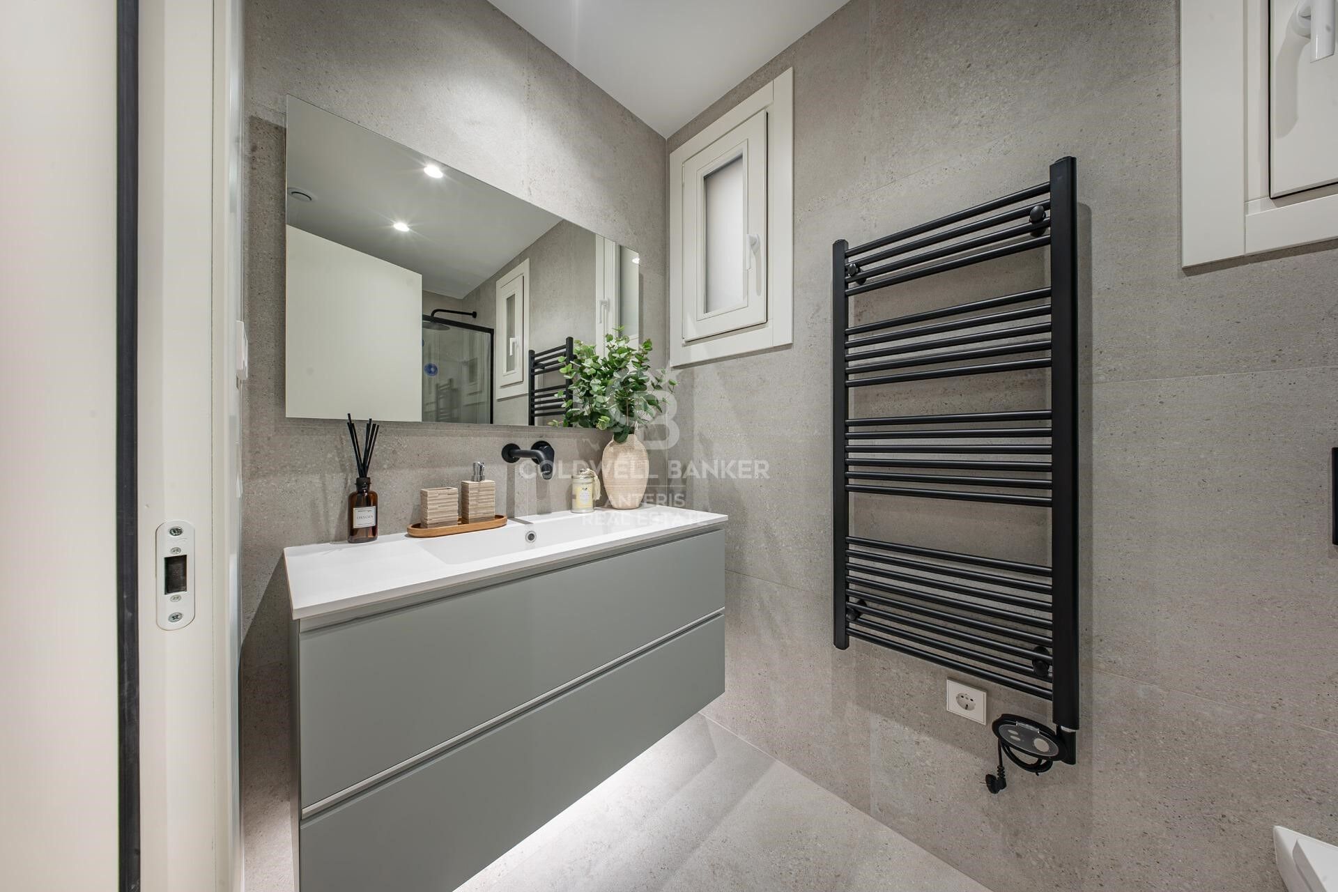 Charming exterior apartment in a historic building with swimming pool in the heart of Barcelona