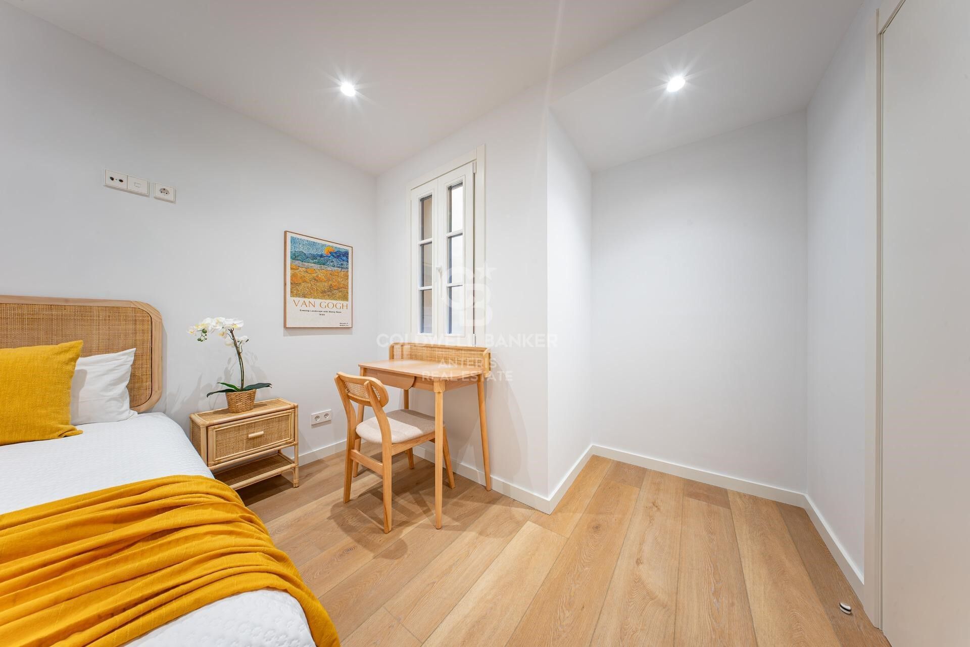 Charming exterior apartment in a historic building with swimming pool in the heart of Barcelona