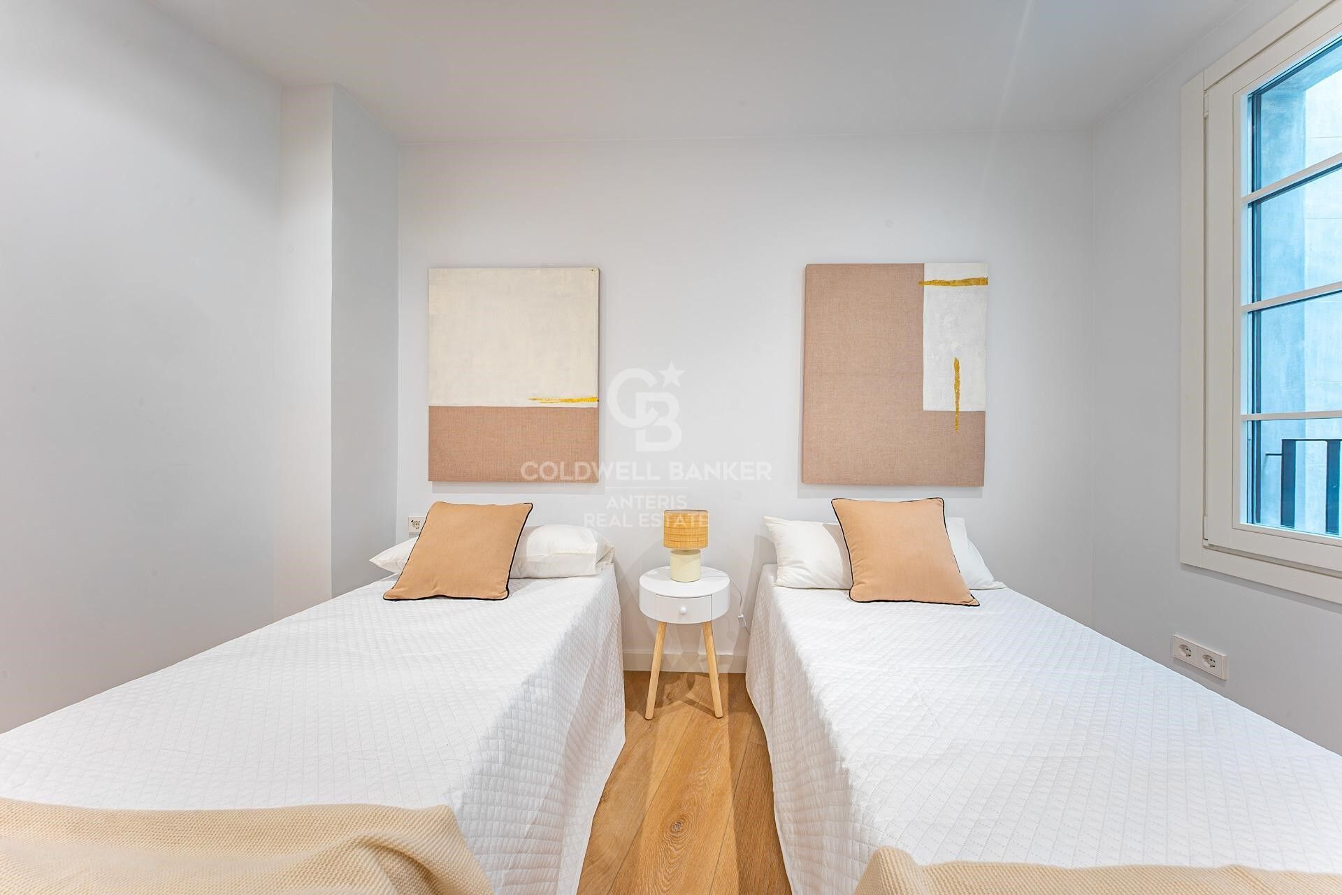 Charming exterior apartment in a historic building with swimming pool in the heart of Barcelona