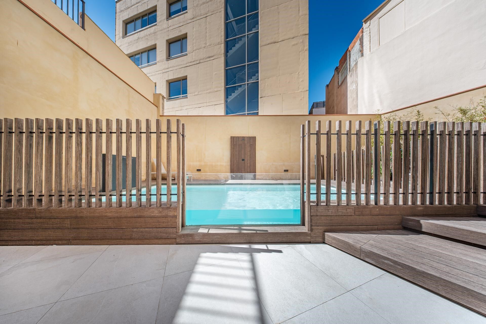 Charming exterior apartment in a historic building with swimming pool in the heart of Barcelona