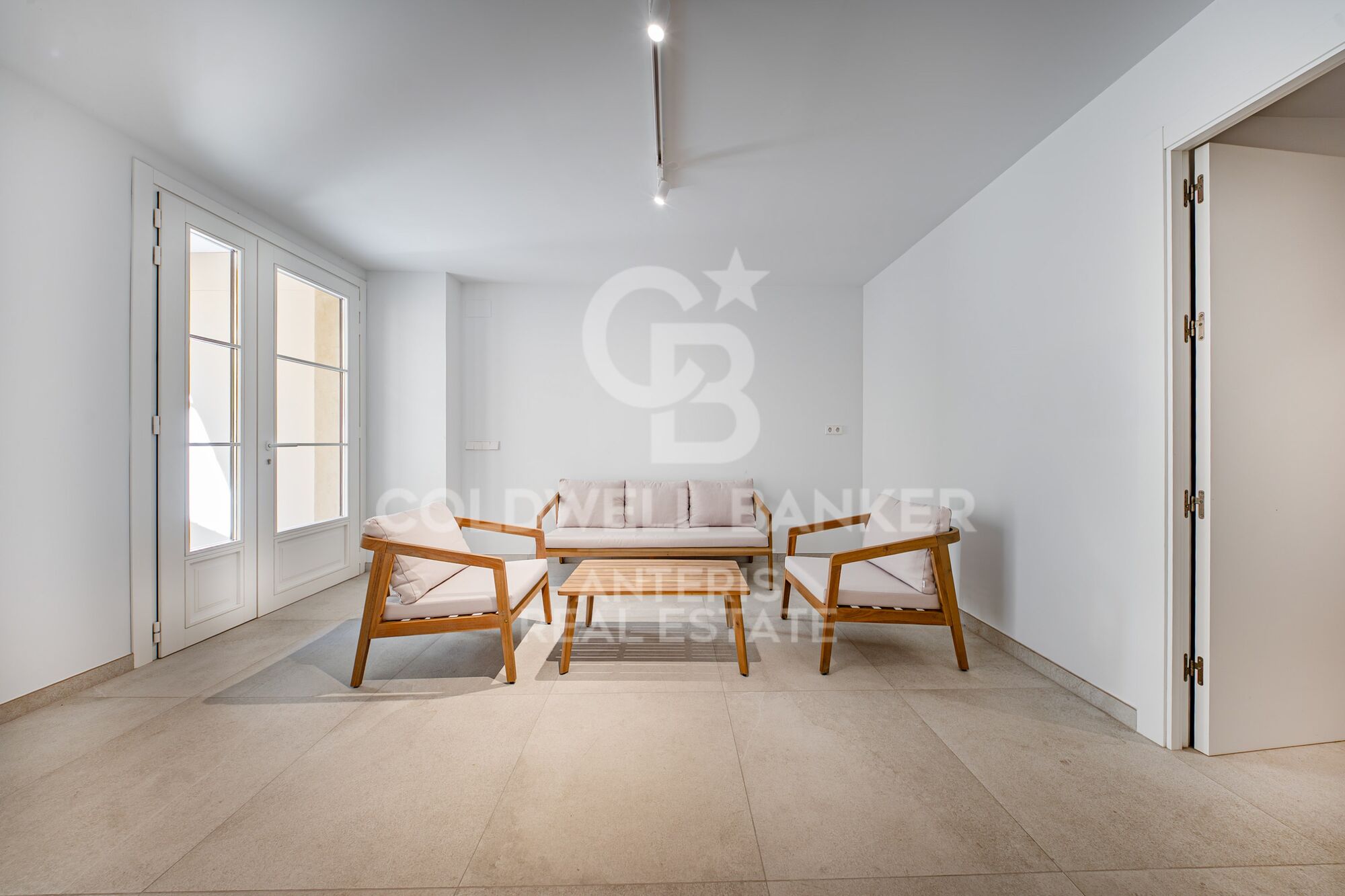 Encantador piso exterior en finca regia con piscina en el centro de Barcelona