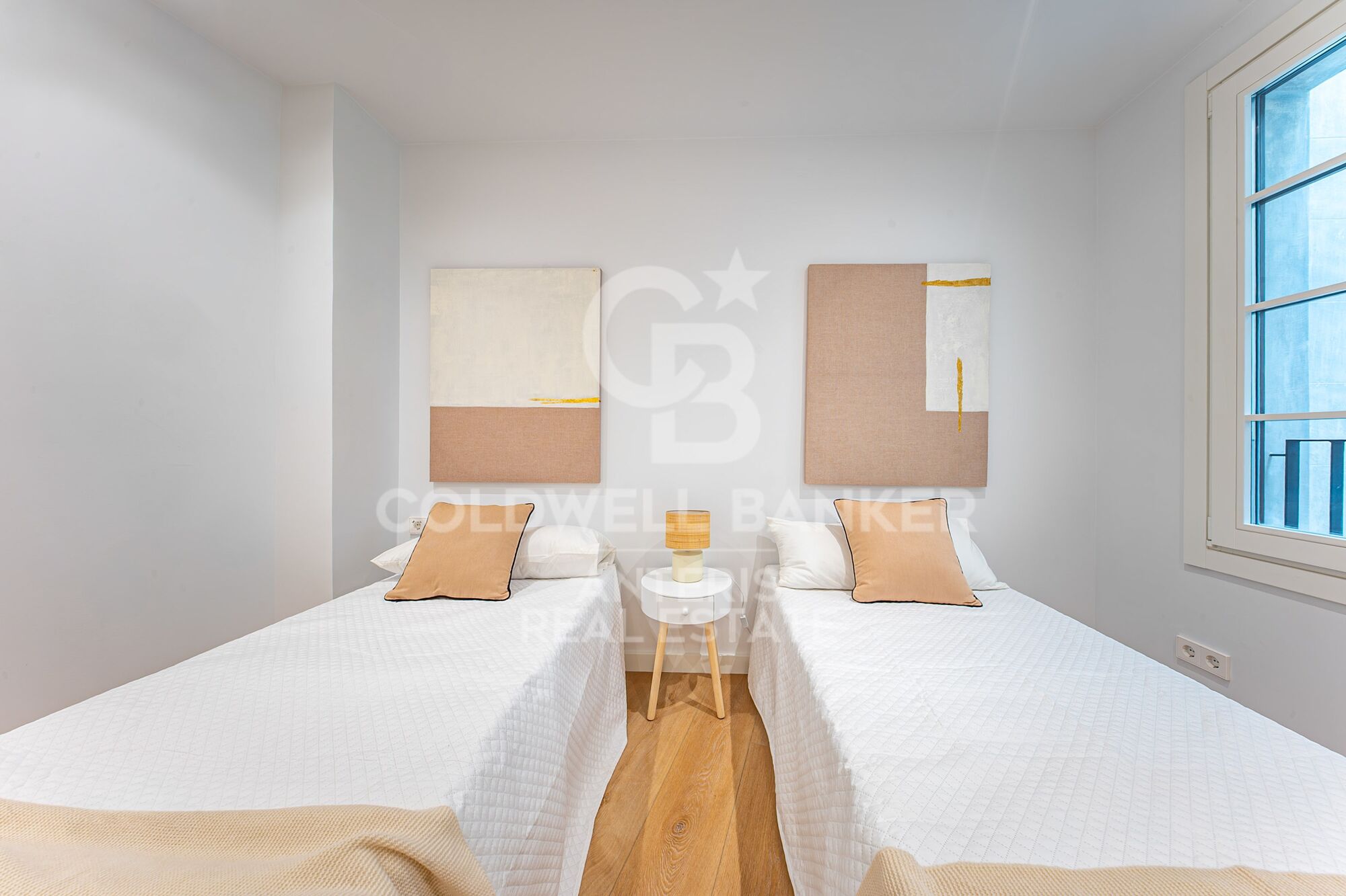 Charming exterior apartment in a historic building with swimming pool in the heart of Barcelona